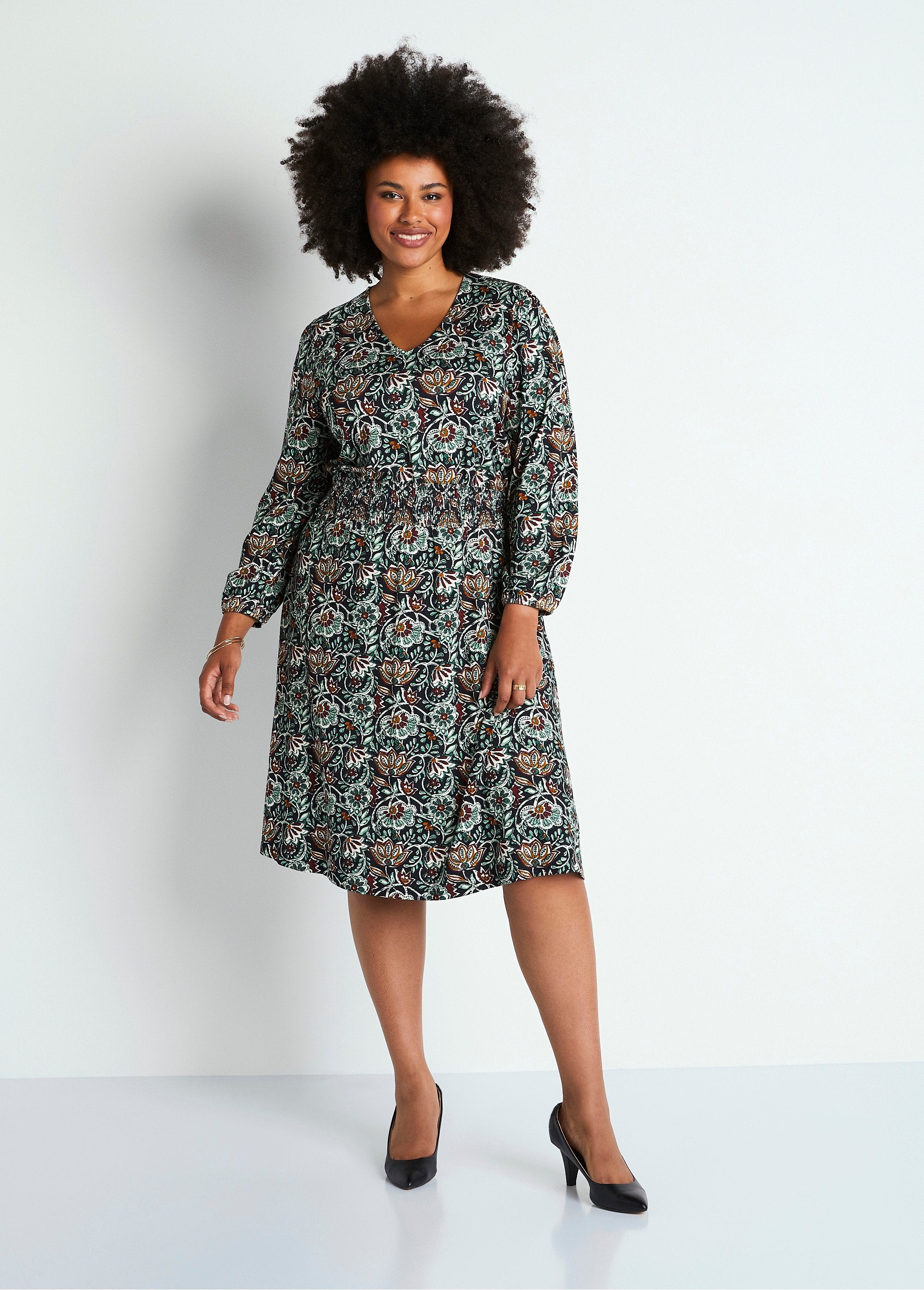 Vestido_corto_de_punto_fruncido_con_estampado_floral_Estampado_verde_FA1_curvy