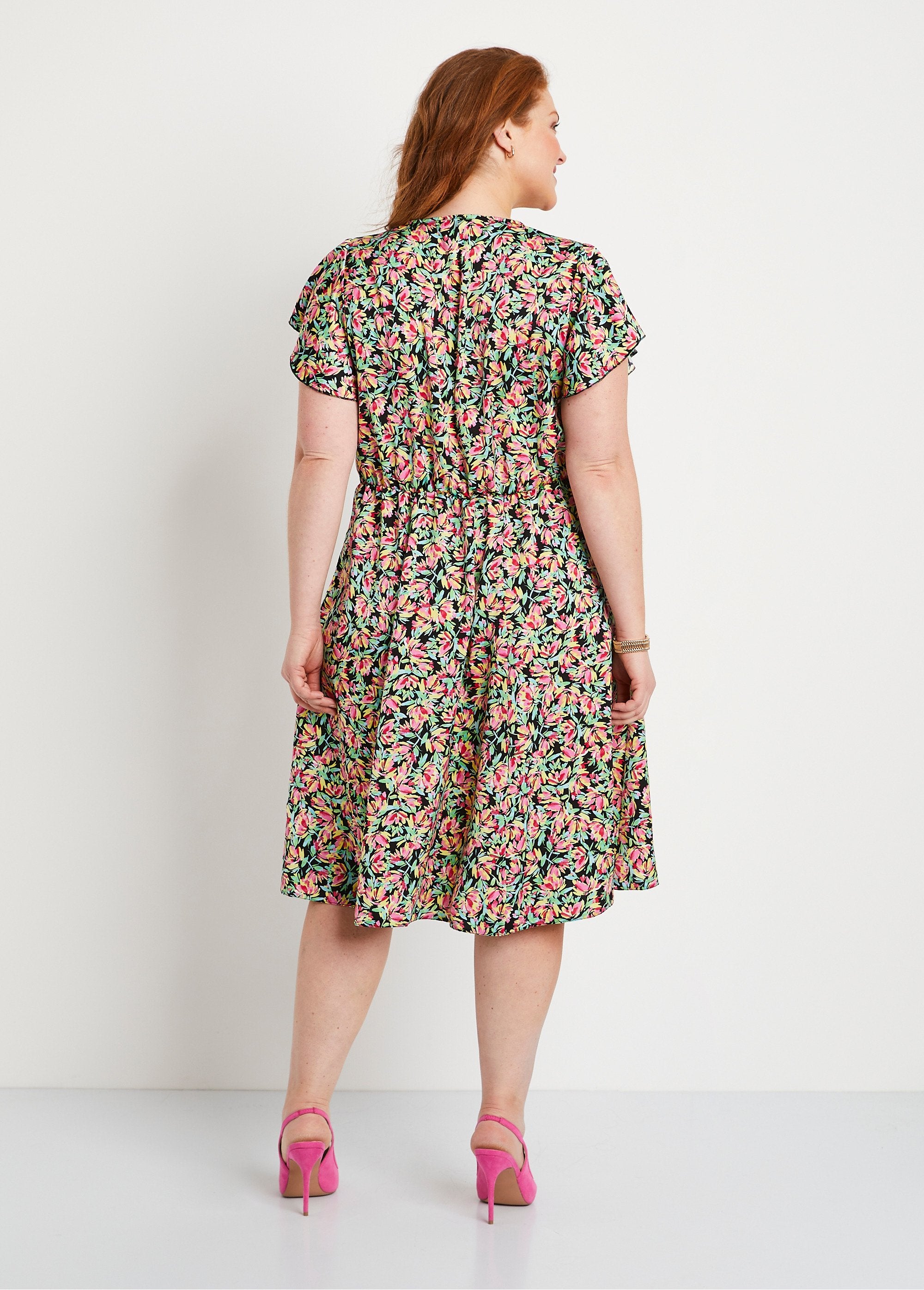 Vestido_corto_con_volantes_y_estampado_floral_verde_y_rosa_DO1_curvy