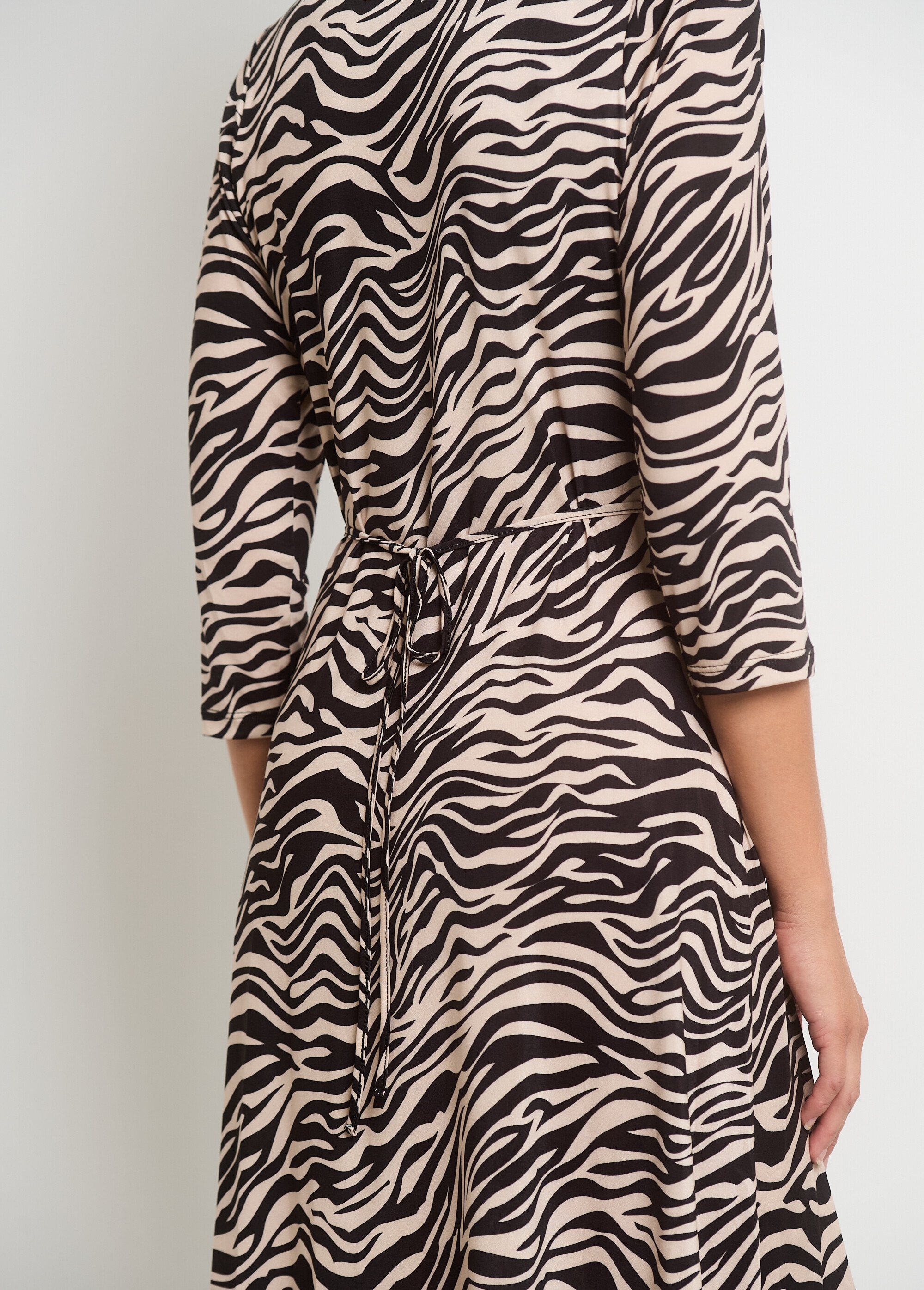 Vestido_con_escote_plisado_y_estampado_animal_Negro_y_crudo_DR1_slim