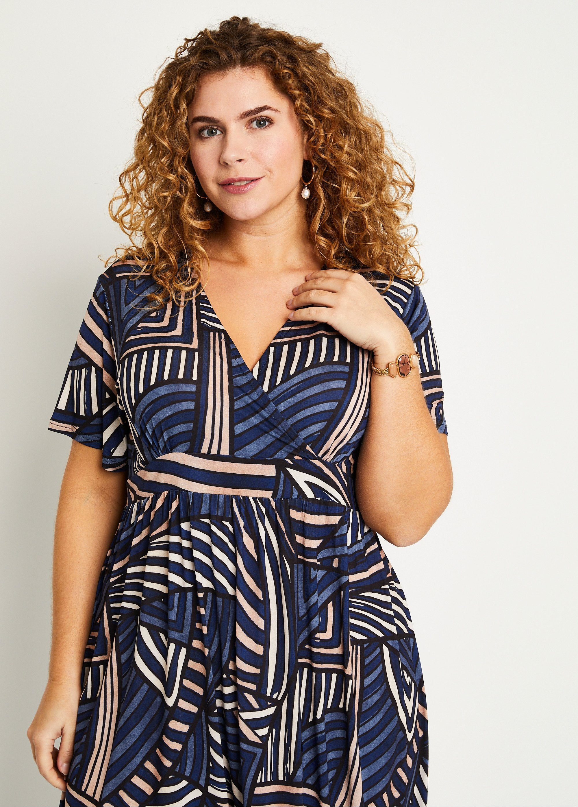 Vestido_recto_corto_fluido_con_estampado_gráfico_azul_beige_DE1_curvy