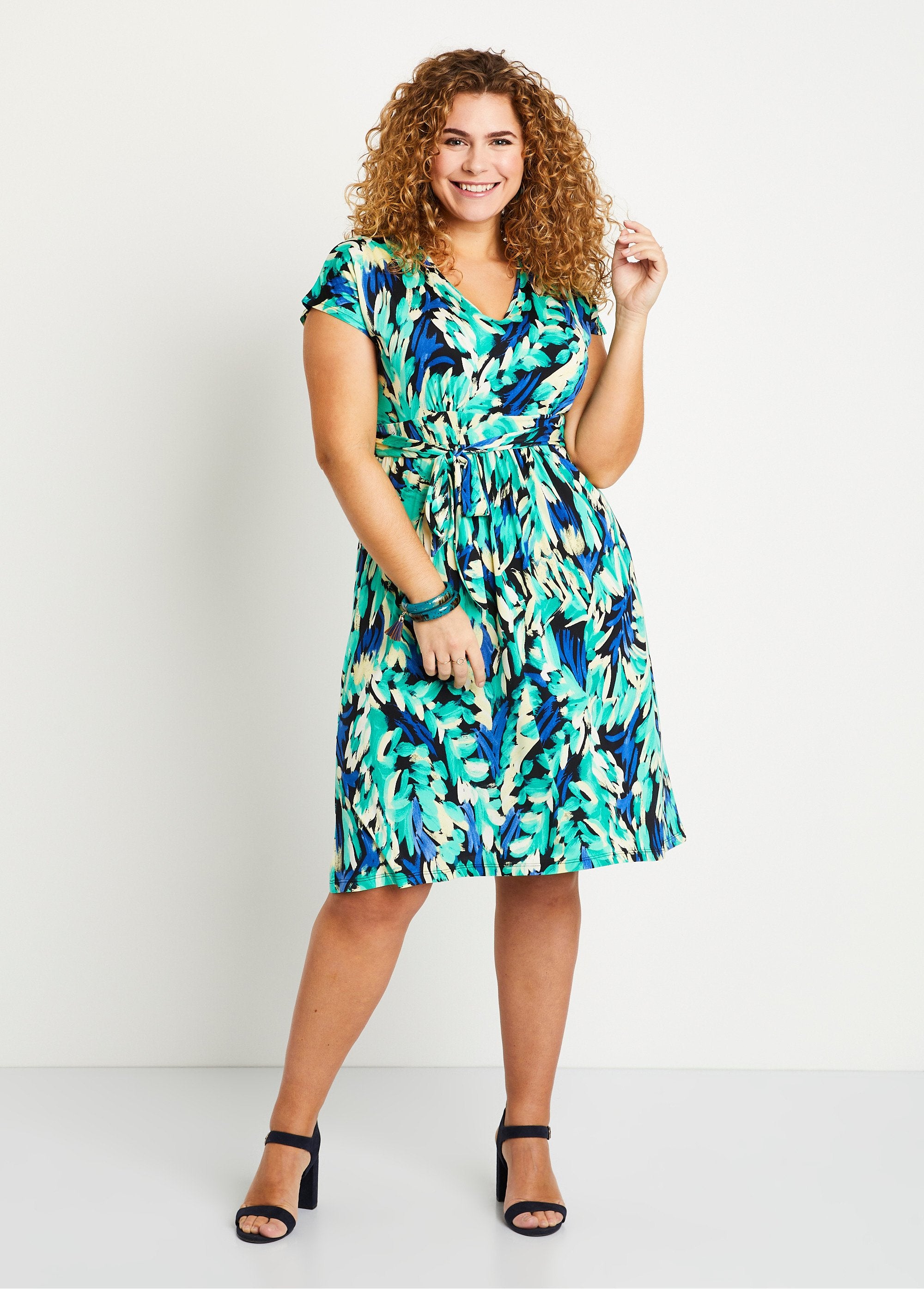 Vestido_corto_de_punto_evasé_con_estampado_fantasía_Azul_y_verde_FA1_curvy