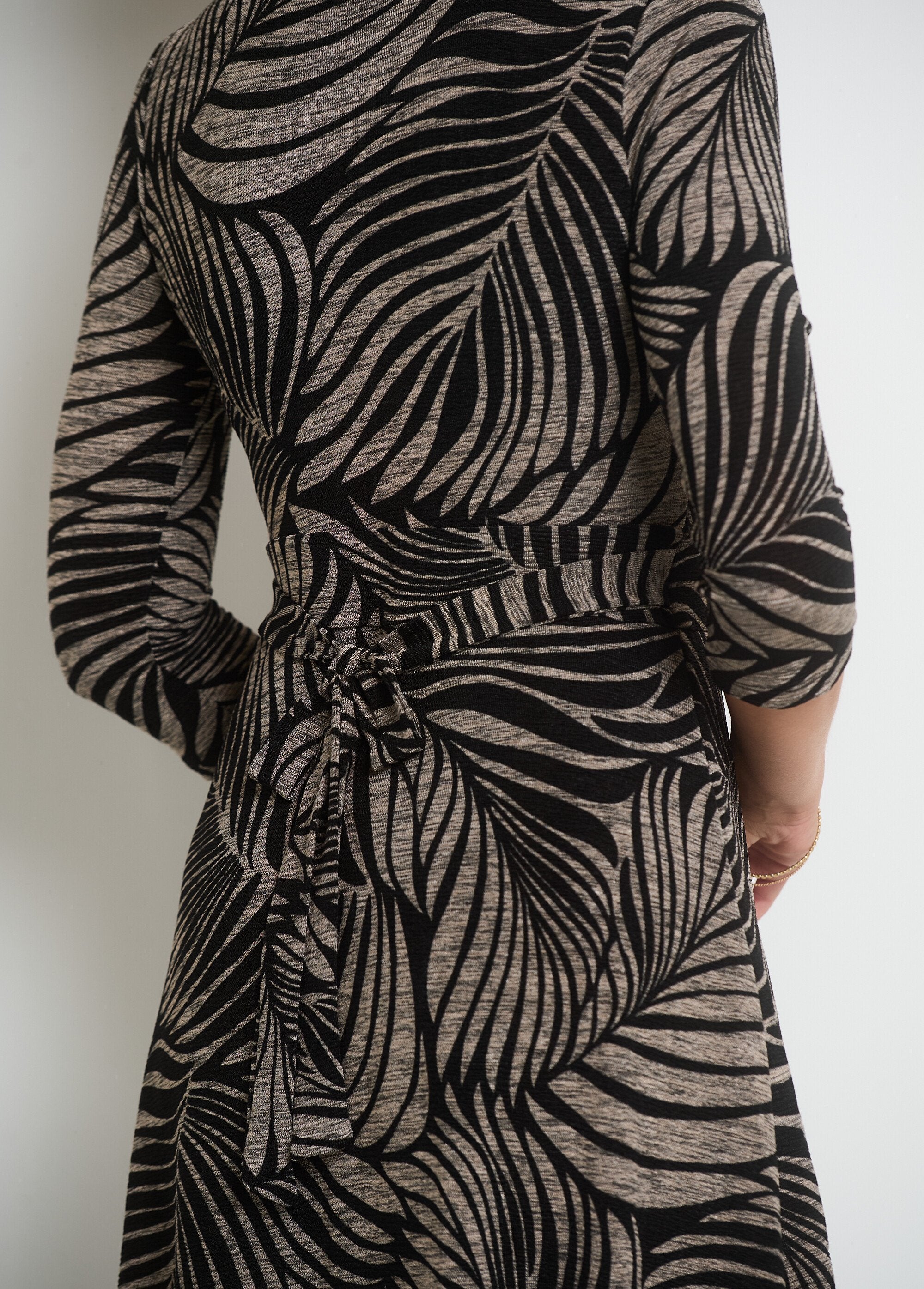 Vestido_plisado_de_punto_con_estampado_animal_gris_y_negro_DE2_slim