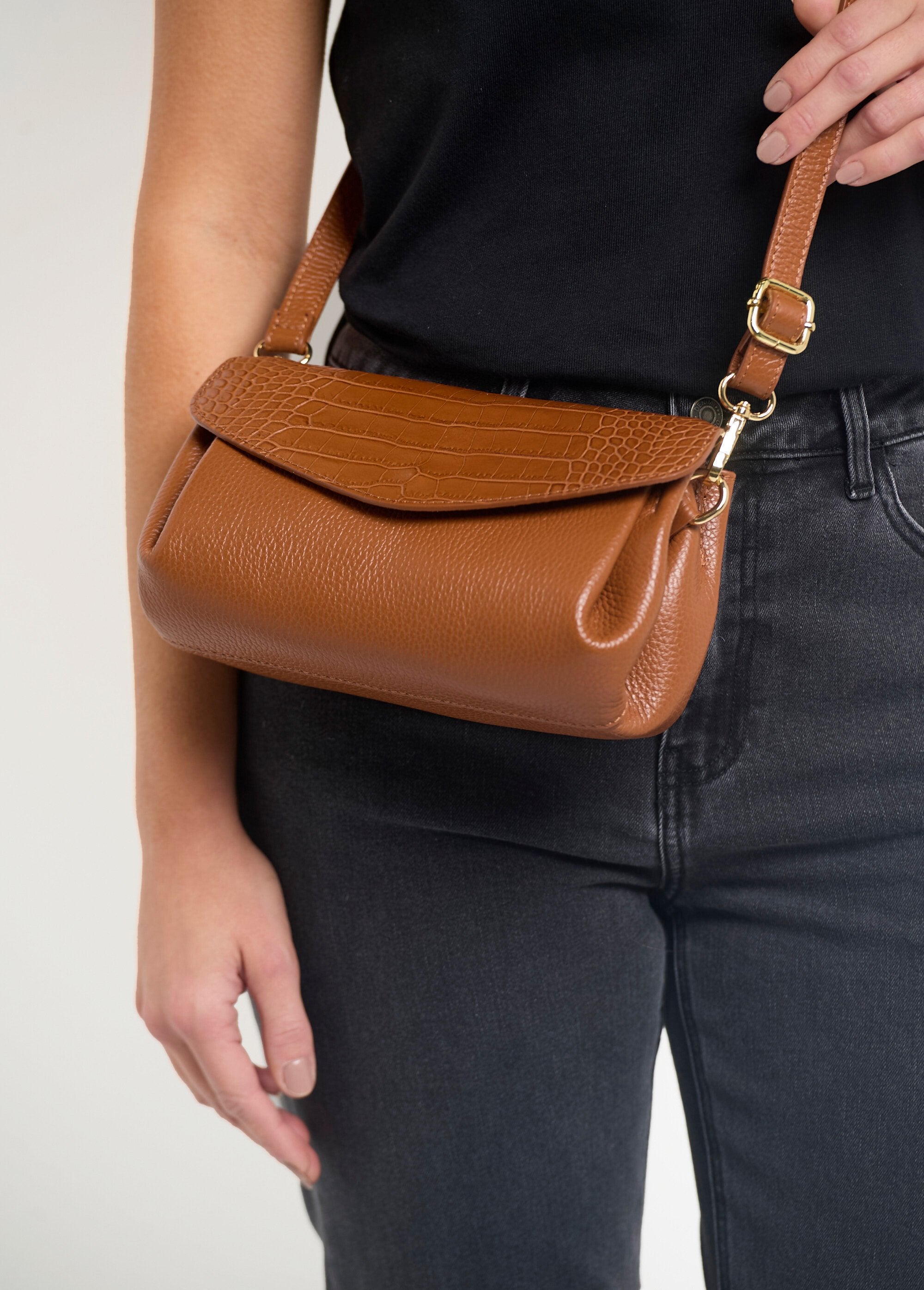Bolso_de_piel_con_solapa_de_reptil_camello_FA1_slim