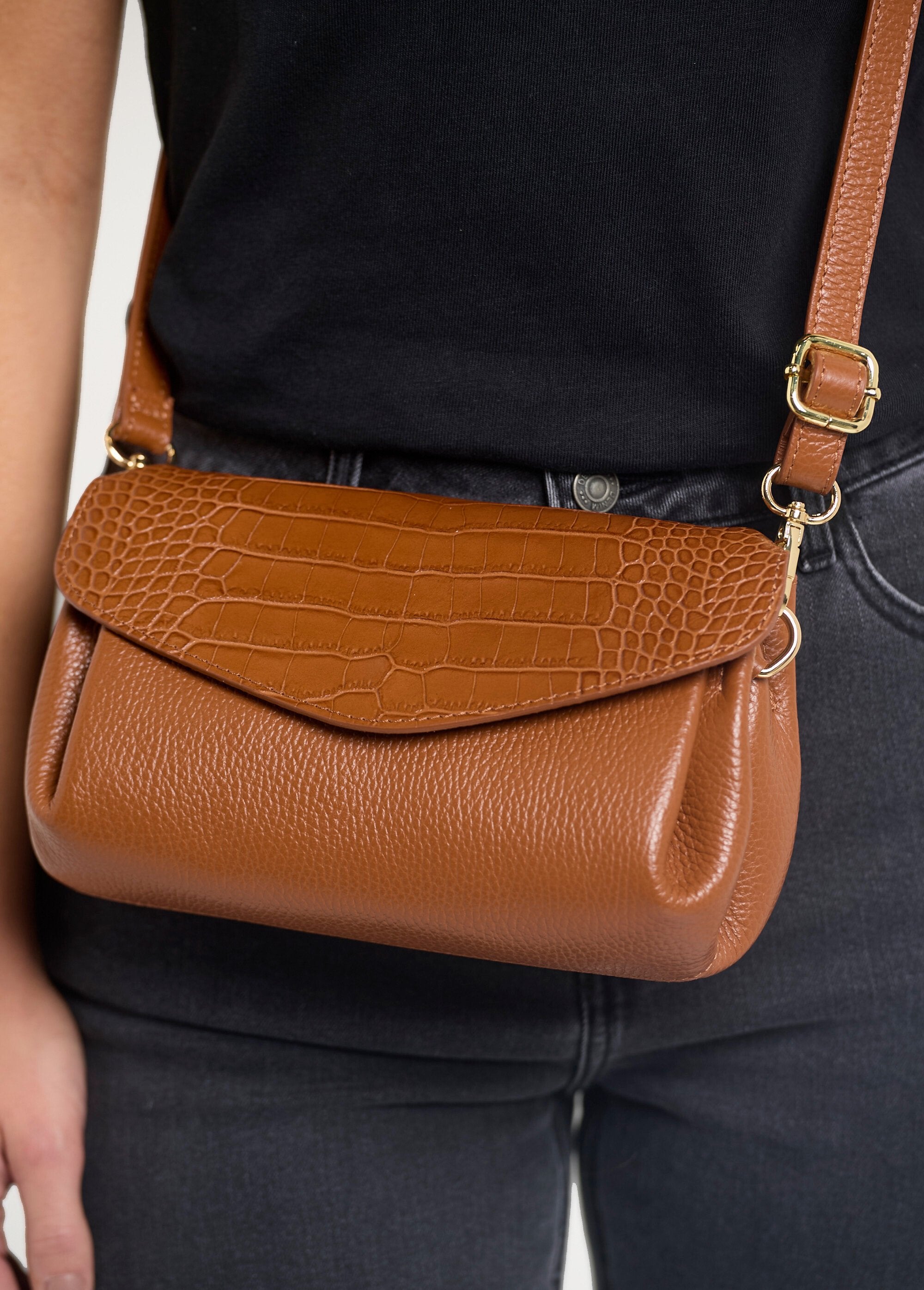 Bolso_de_piel_con_solapa_de_reptil_camello_FA2_slim
