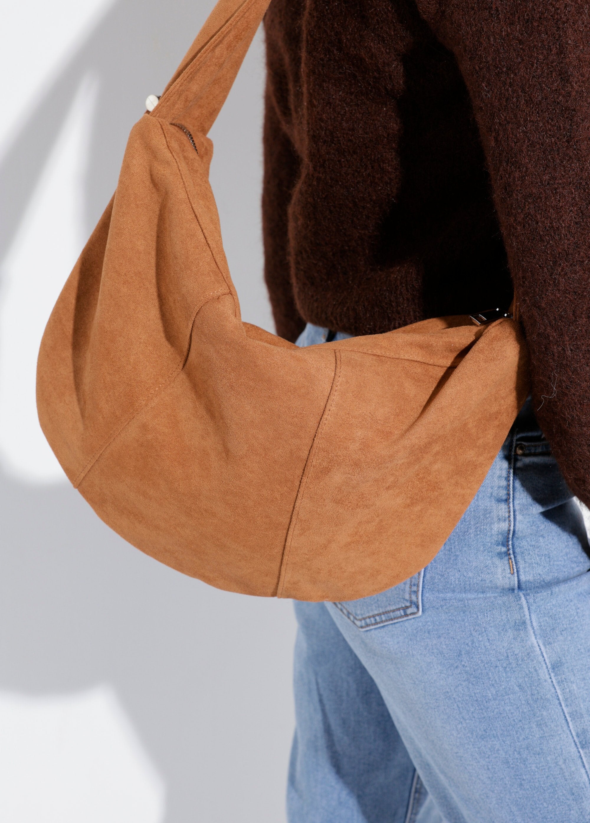 Bolso_de_ante_con_bandolera_ancha_camello_DE1_slim