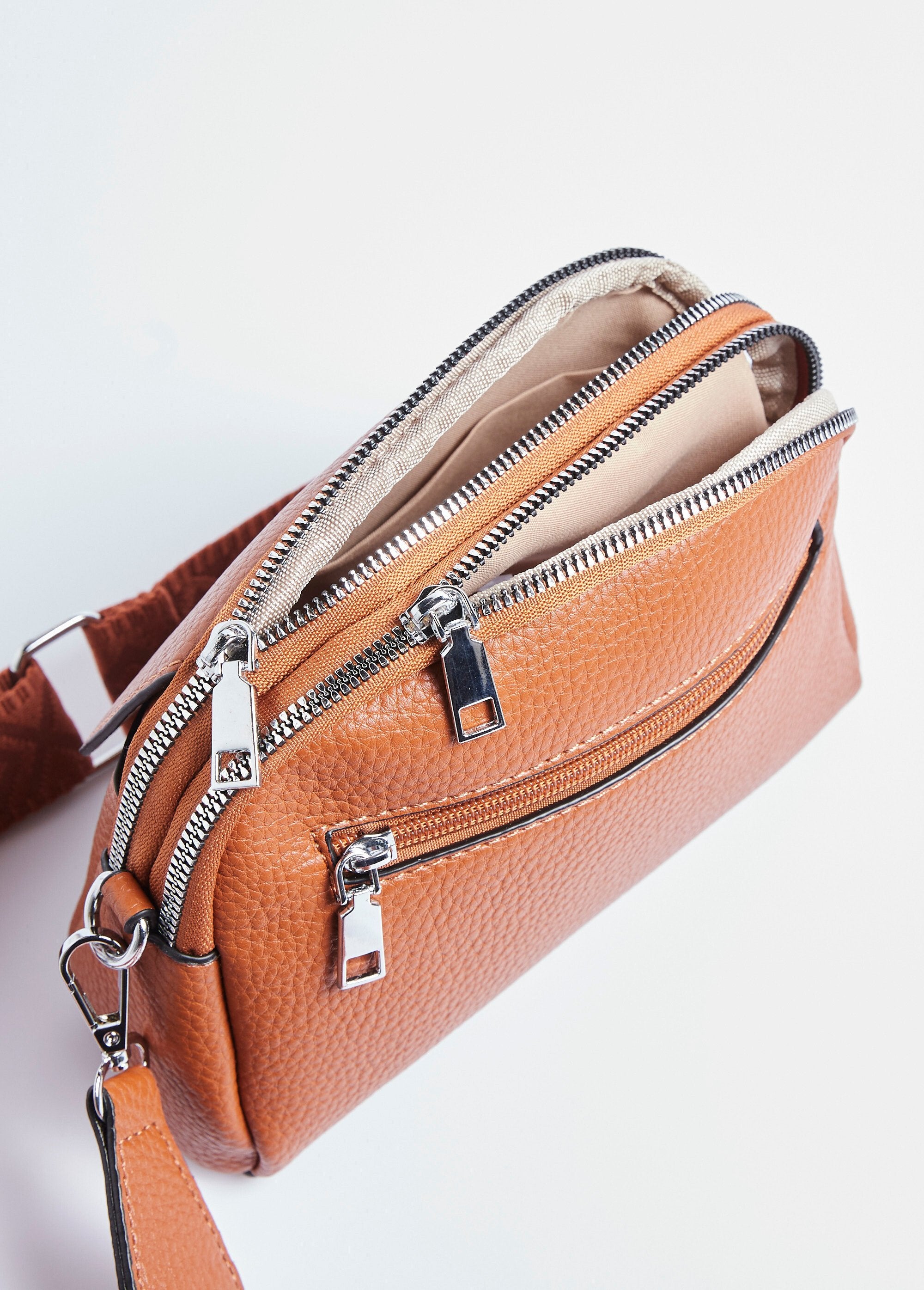 Bolso_de_piel_sintética_granulada_con_bandolera_camello_DE1_slim
