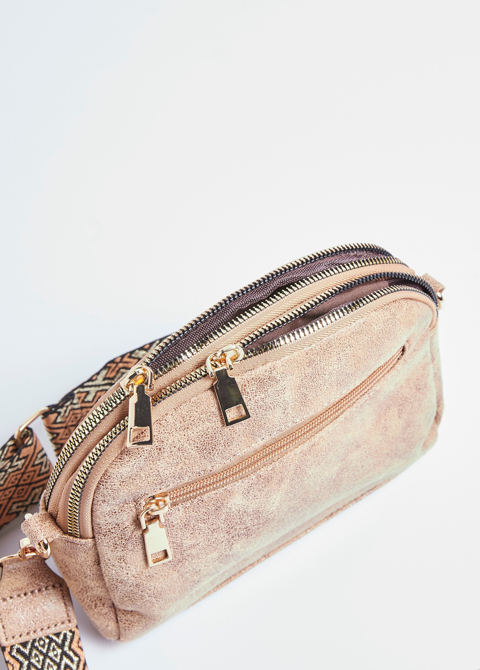 Bolso_de_piel_sintética_metalizada_con_bandolera_camello_DE1_slim