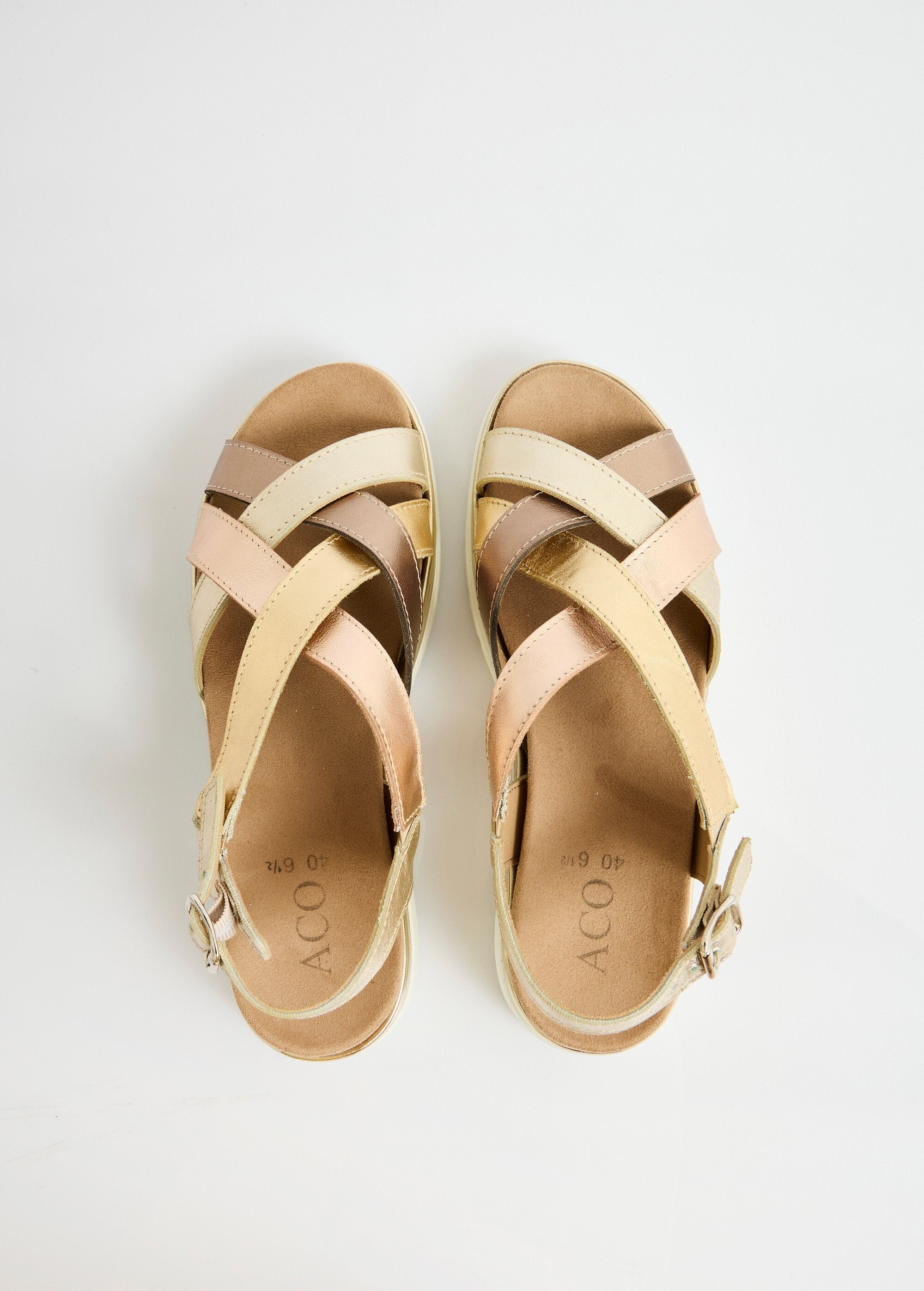 Sandalias_cuña_multitiras_ancho_ancho_Oro_y_bronce_OV1_slim