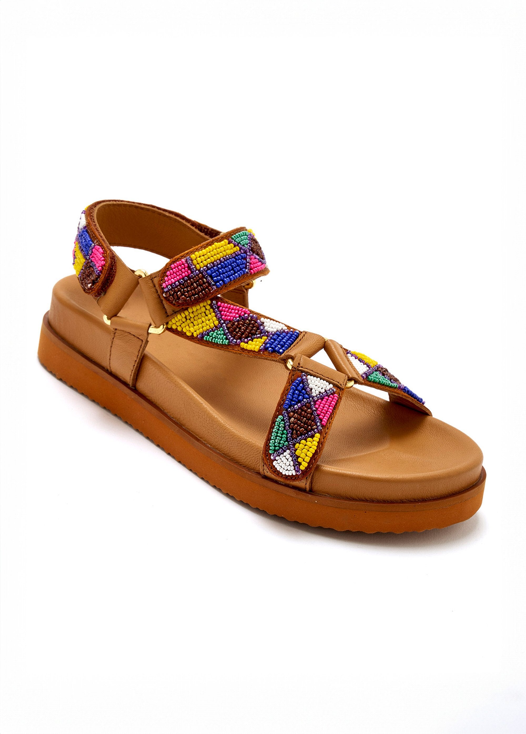 Sandalias_con_suela_ergonómica_y_tiras_de_perlas_Castaño_FA1_slim