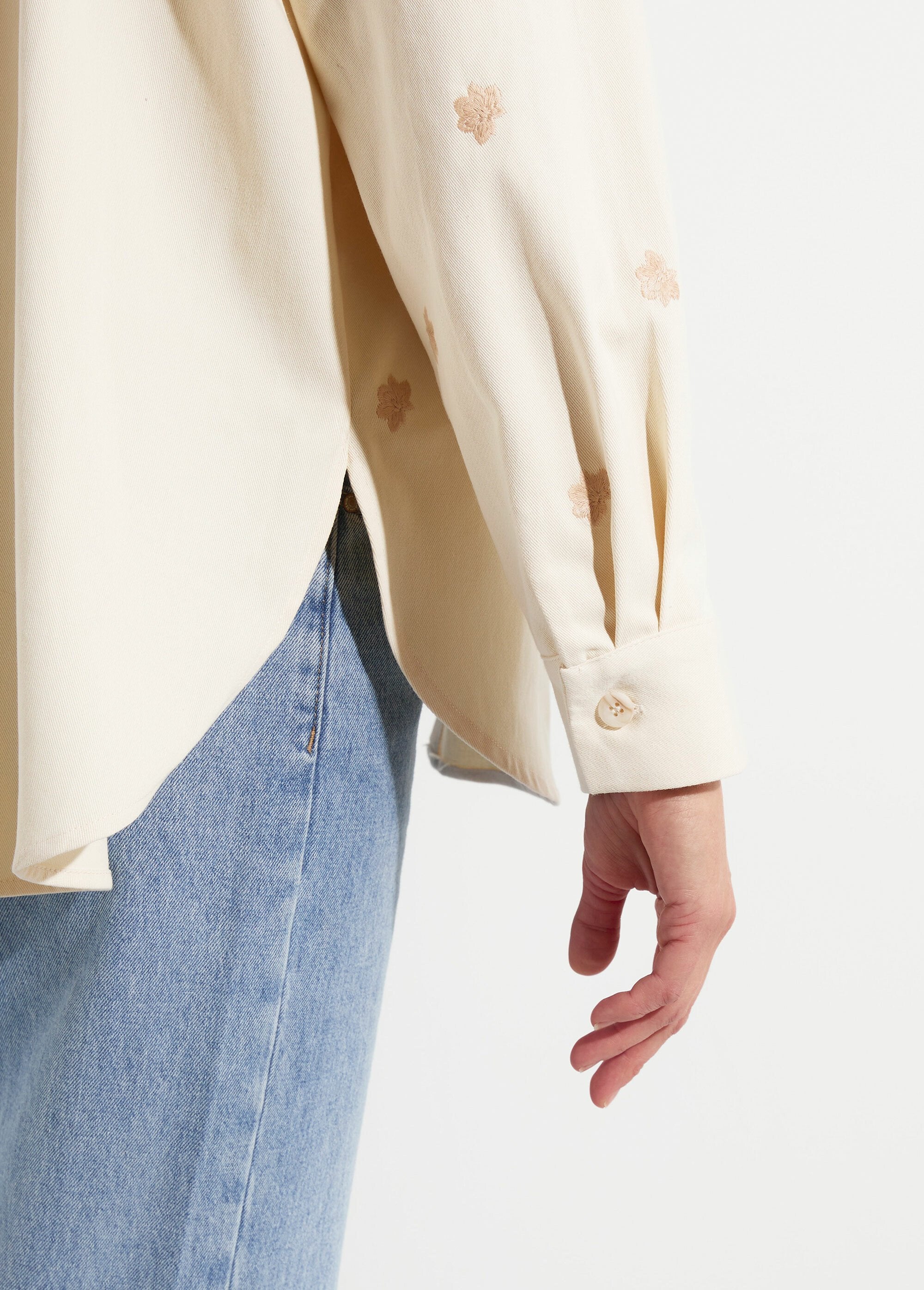 Sobrecamisa_de_algodón_con_bordado_Crudo_DE1_slim