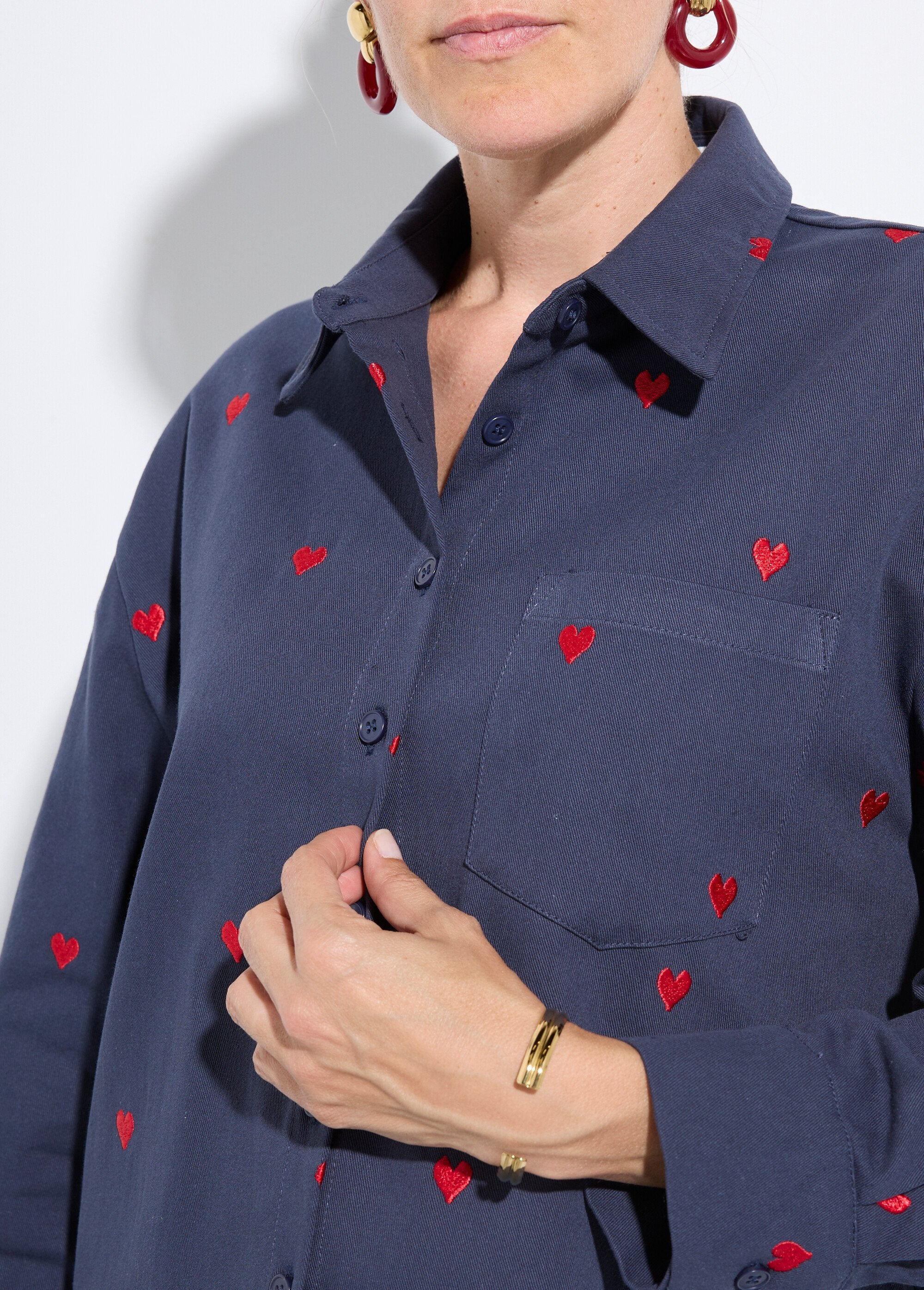 Sobrecamisa_de_sarga_con_corazones_bordados_Marina_DE2_slim