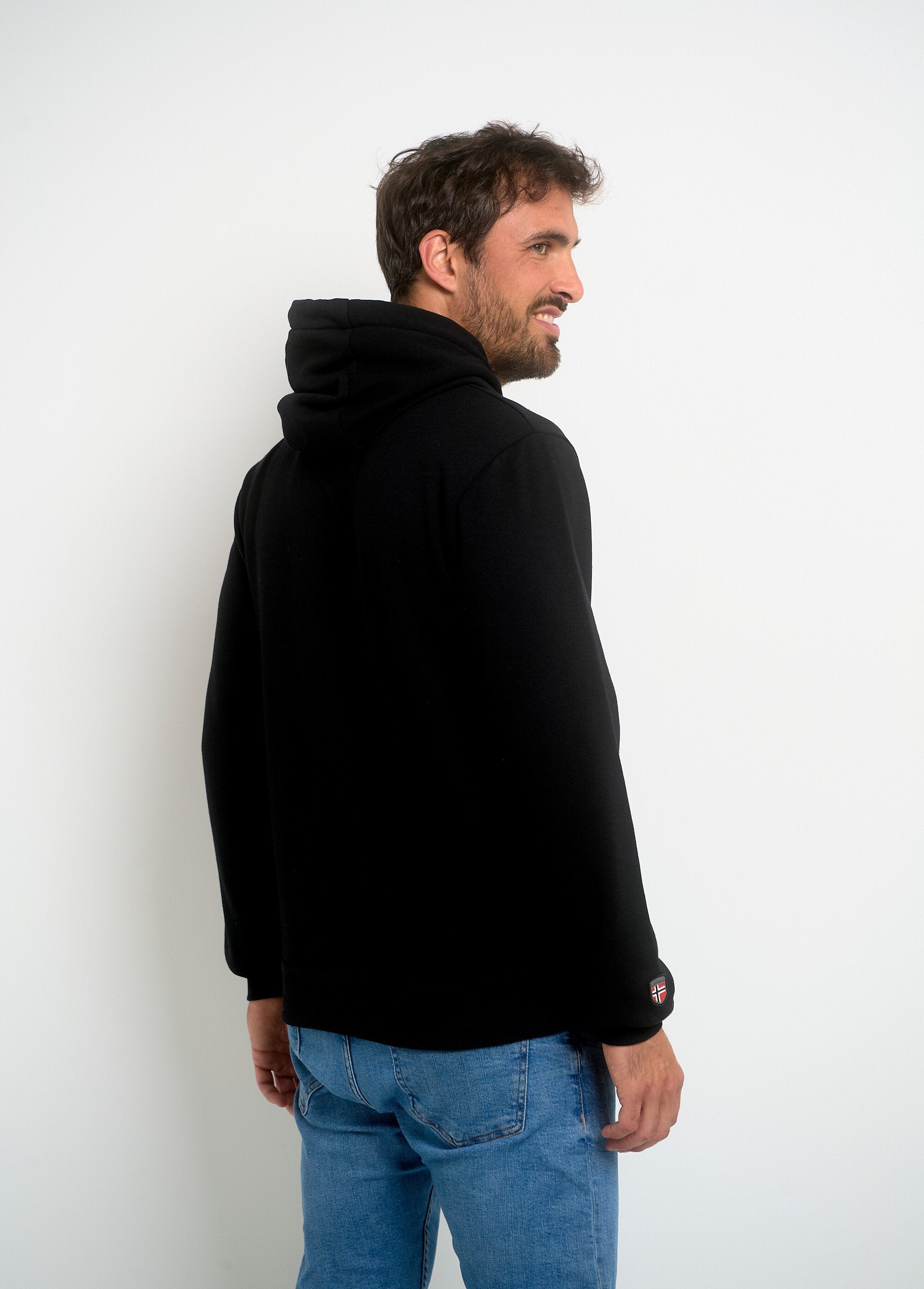 Sudadera_con_capucha_y_bolsillo_canguro_Negro_DO1_slim