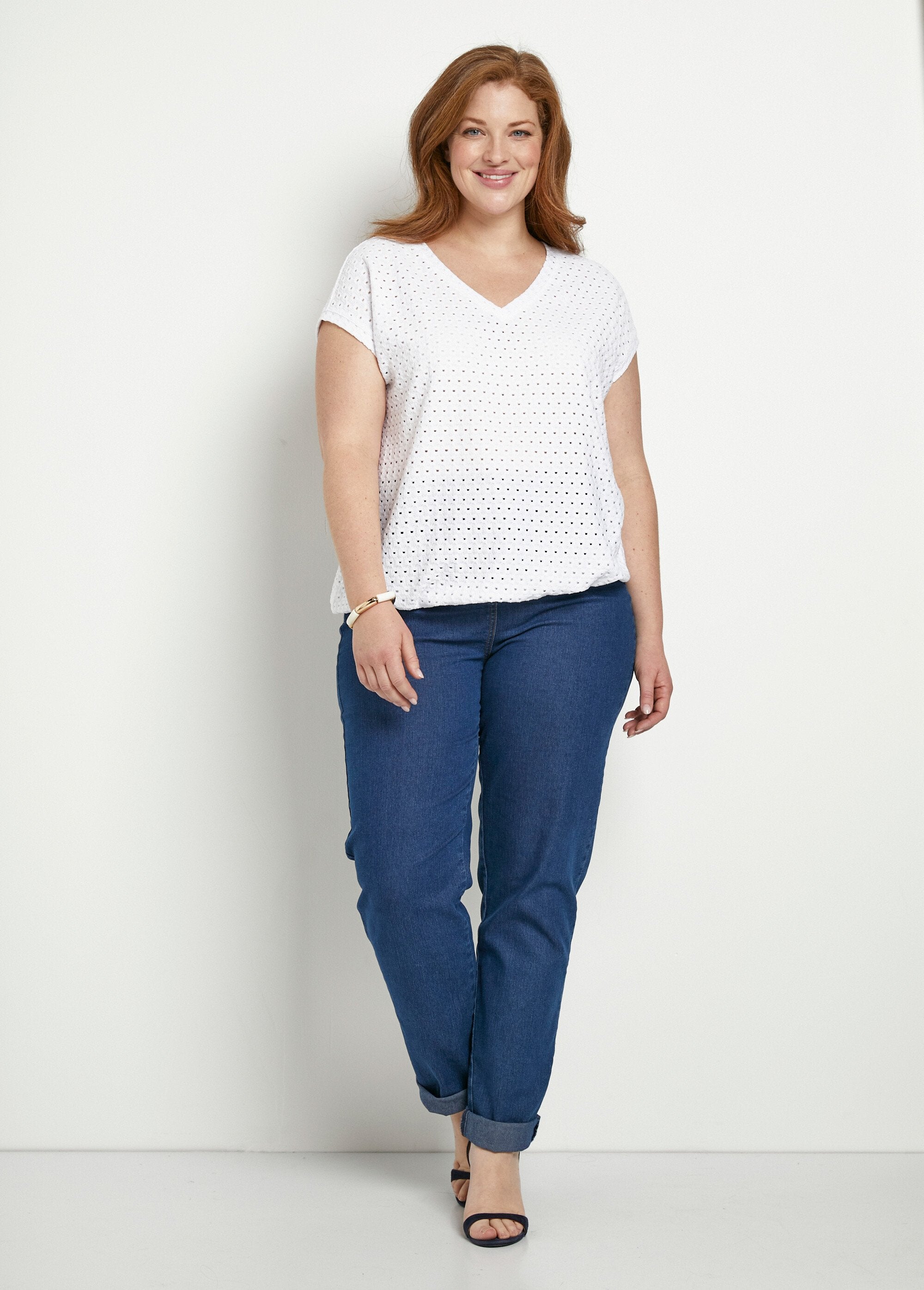 Camiseta_holgada_con_blusa_corta_lisa_de_cuello_en_V_Blanco,_Blanca_SF1_curvy