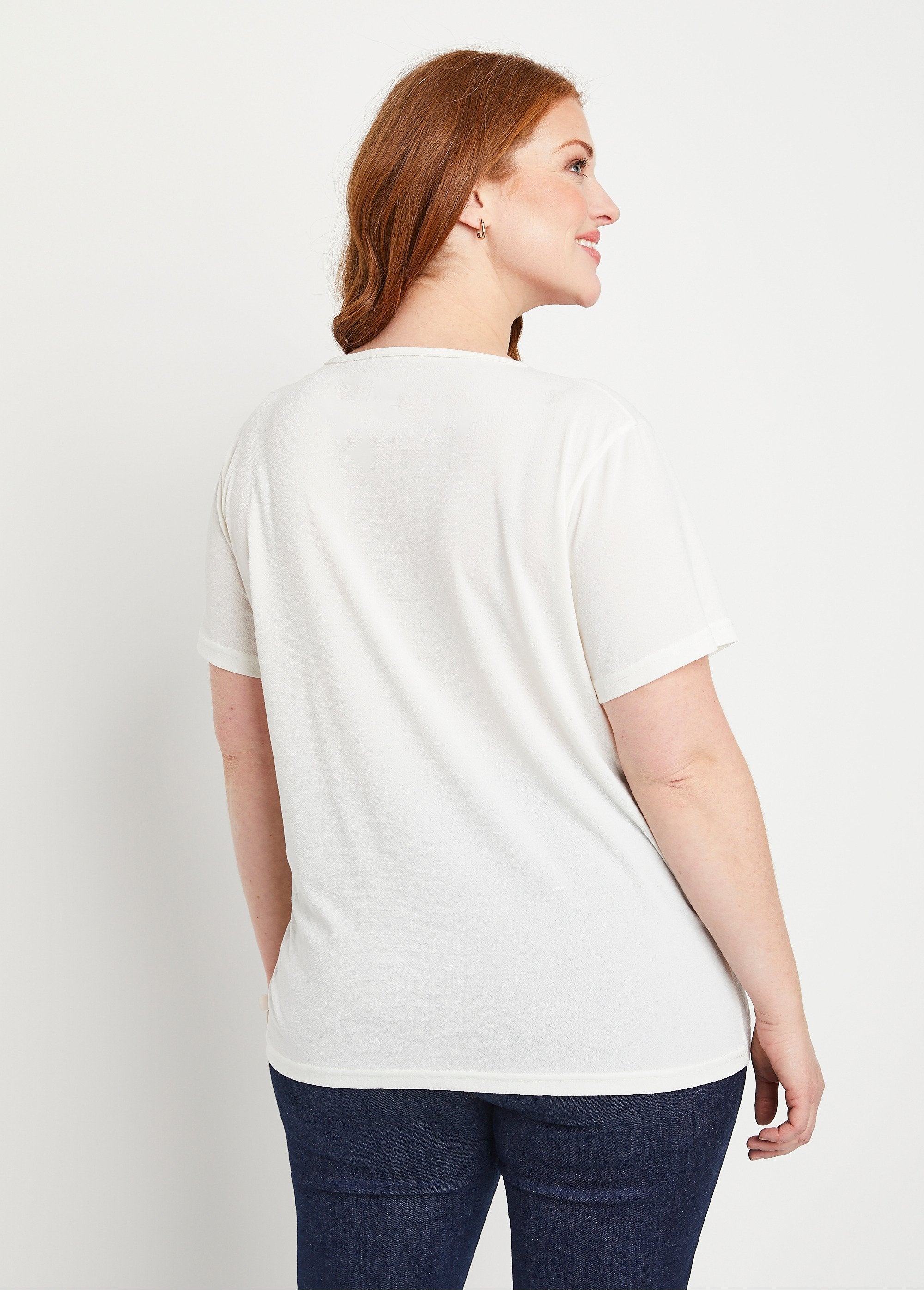 Camiseta_corta_blanca_con_estampado._fondo_crudo_DO1_curvy