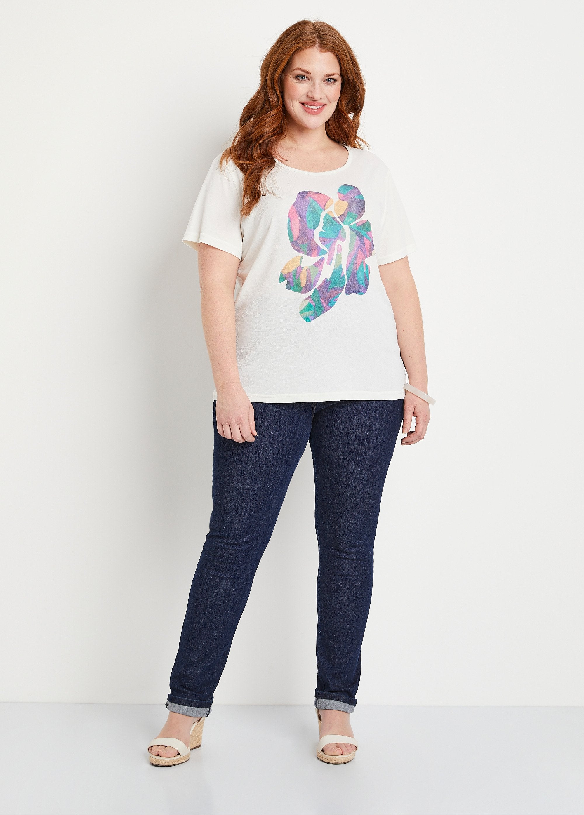 Camiseta_corta_blanca_con_estampado._fondo_crudo_SF1_curvy