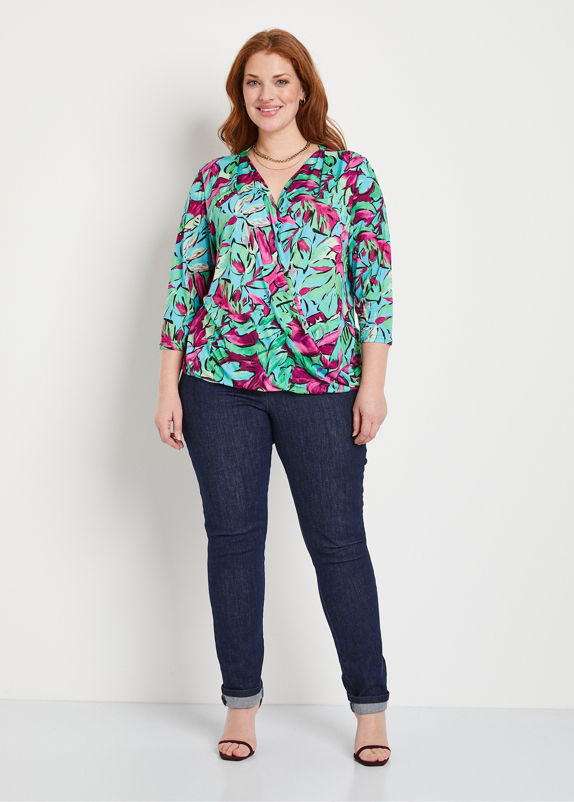 Camiseta_cruzada_tipo_blusa_Verde_y_fucsia_SF1_curvy