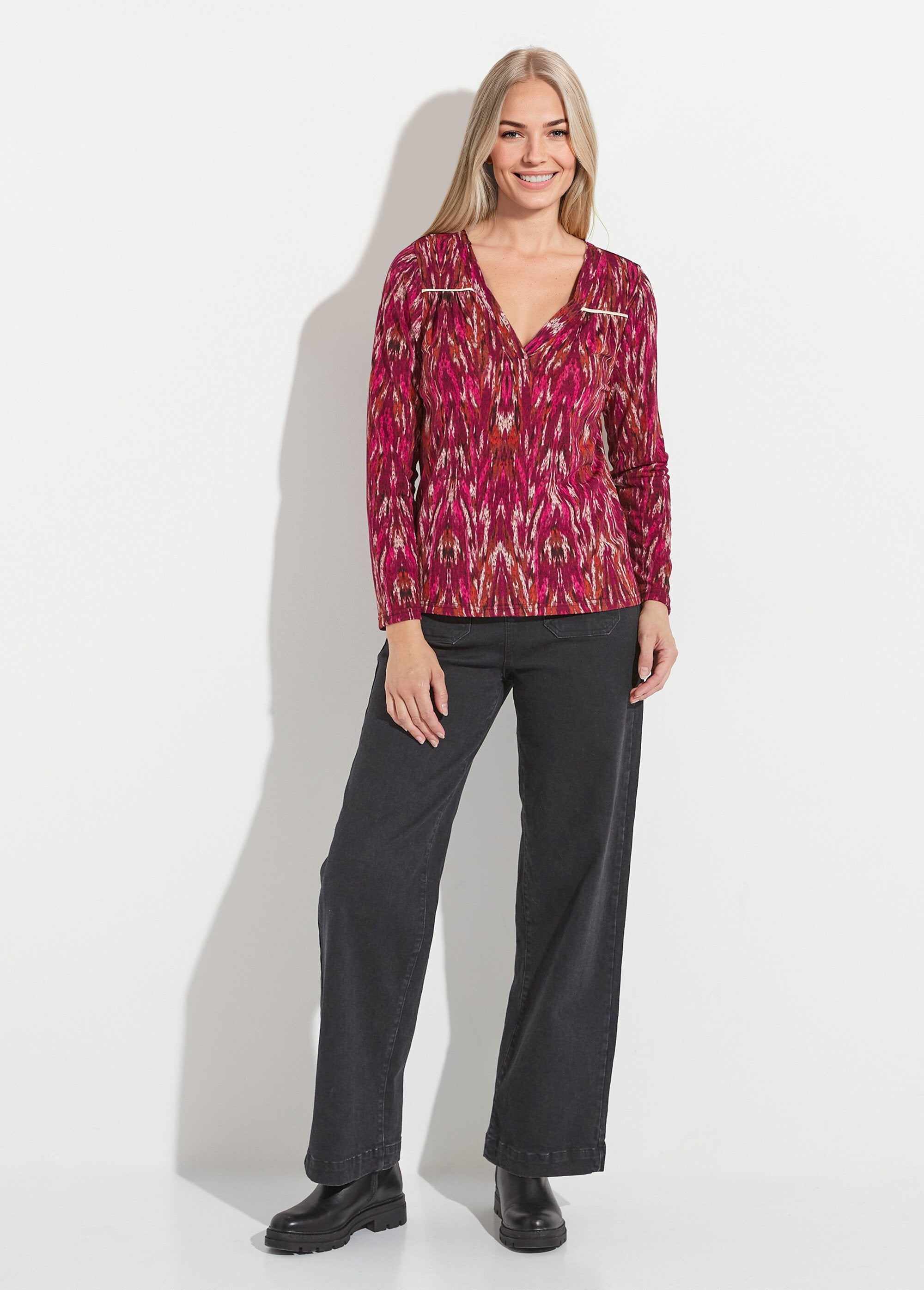 Camiseta_cálida_de_manga_larga_con_cuello_en_V_y_estampado_Grosella_negra_y_beige_SF1_slim