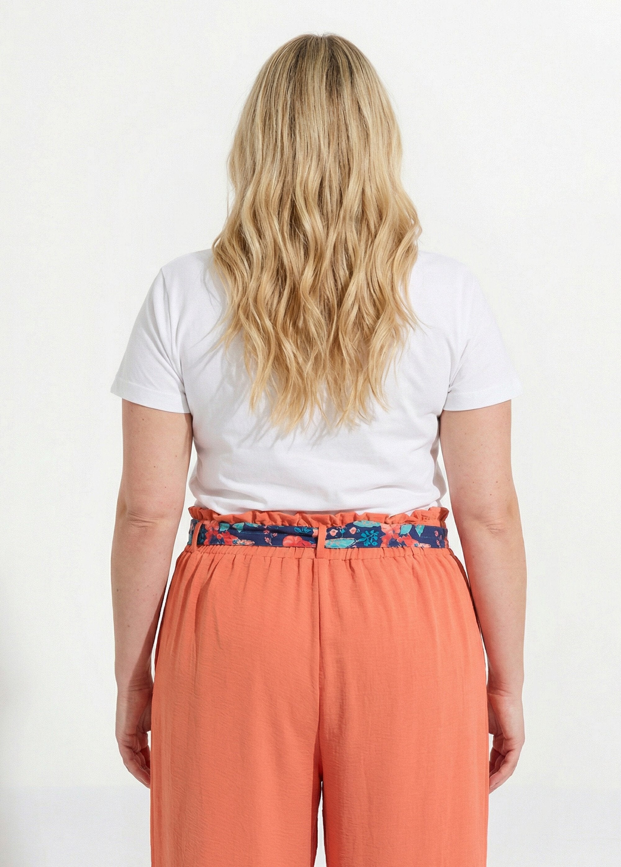 Camiseta_de_cuello_redondo_con_bordado_de_corazón_Blanco_y_dorado_DO1_curvy