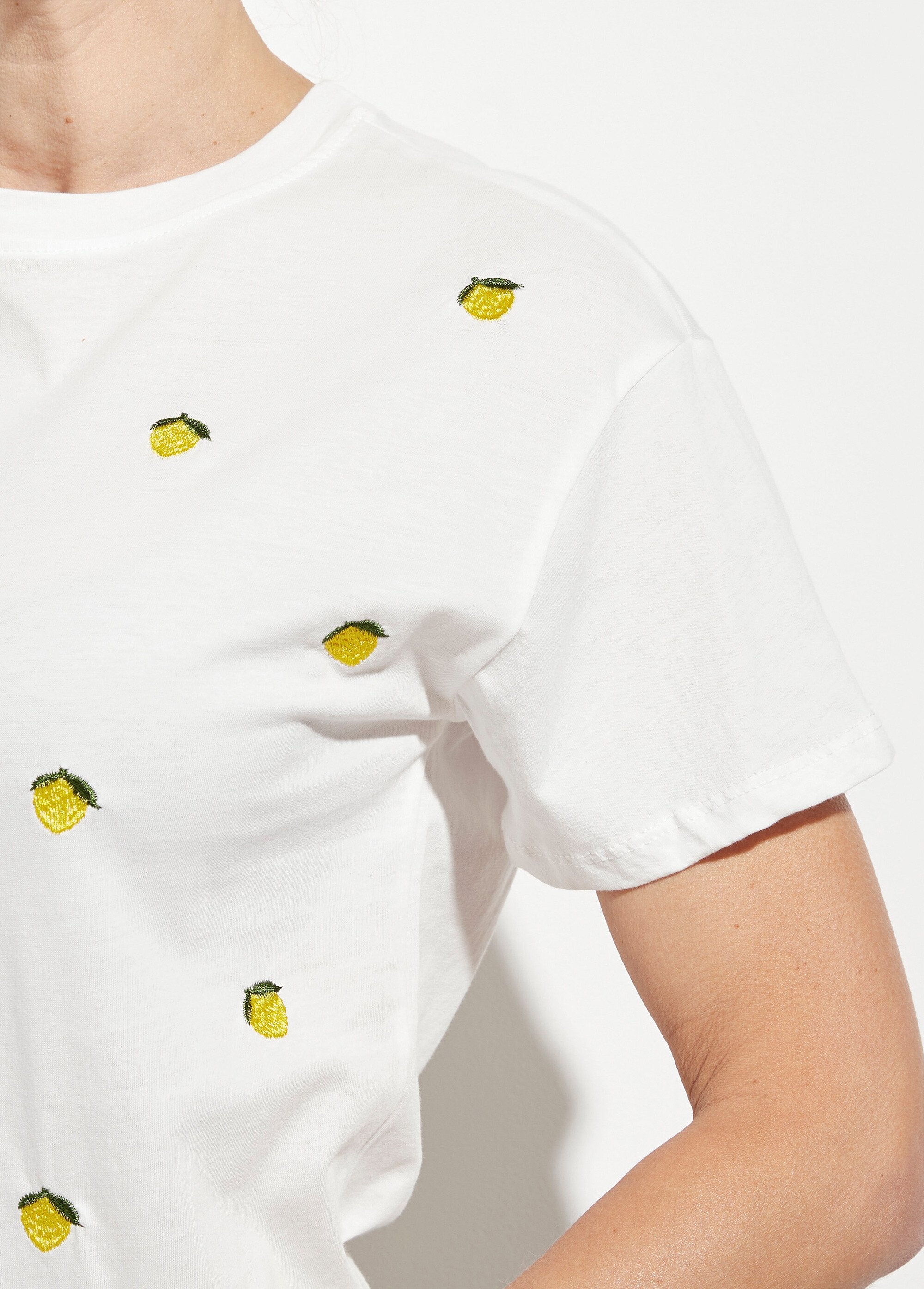 Camiseta_de_cuello_redondo_con_bordado_de_limón_Blanco,_Blanca_DE1_slim