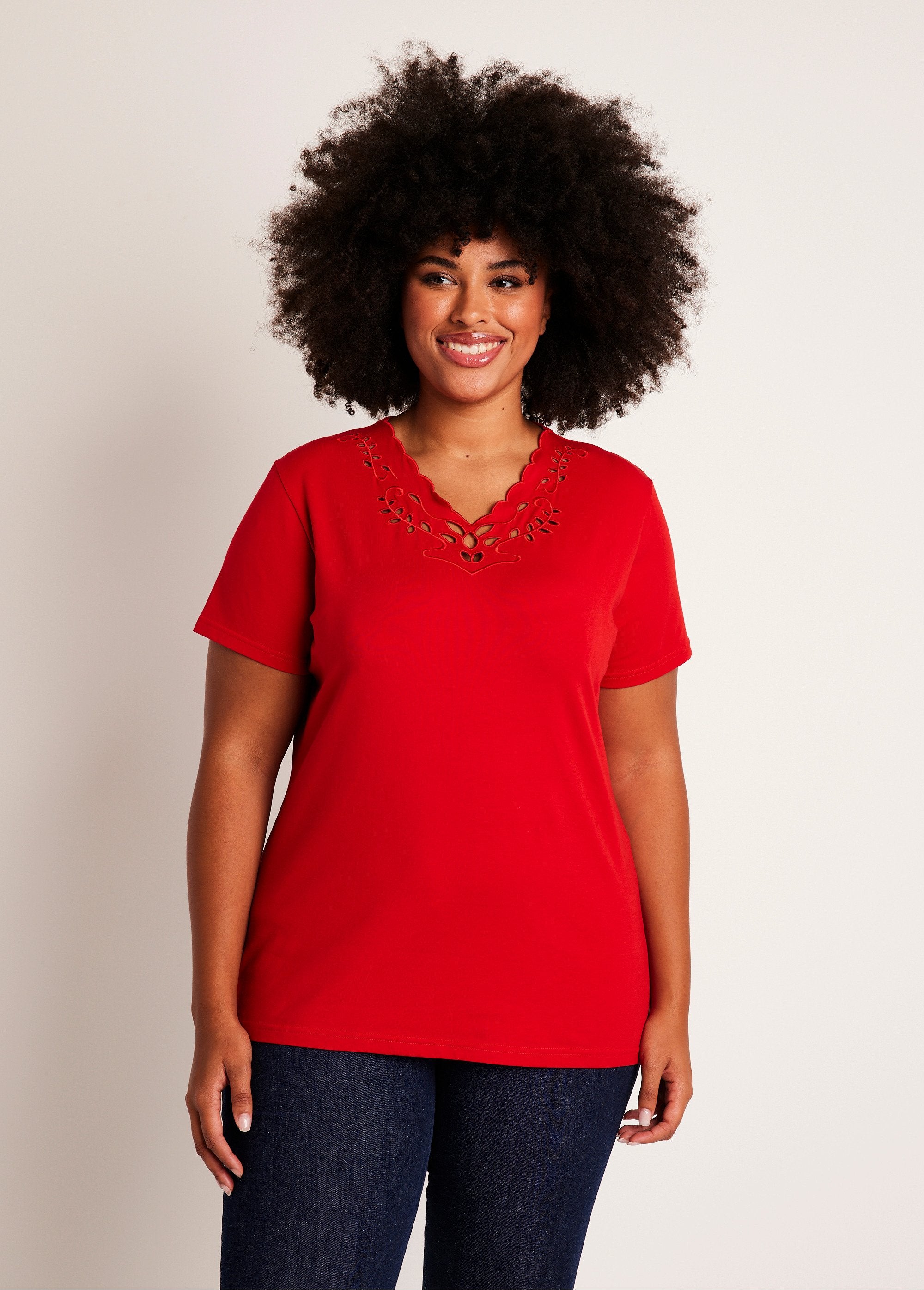 Camiseta_calada_bordada_con_cuello_en_V_Rojo_FA1_curvy