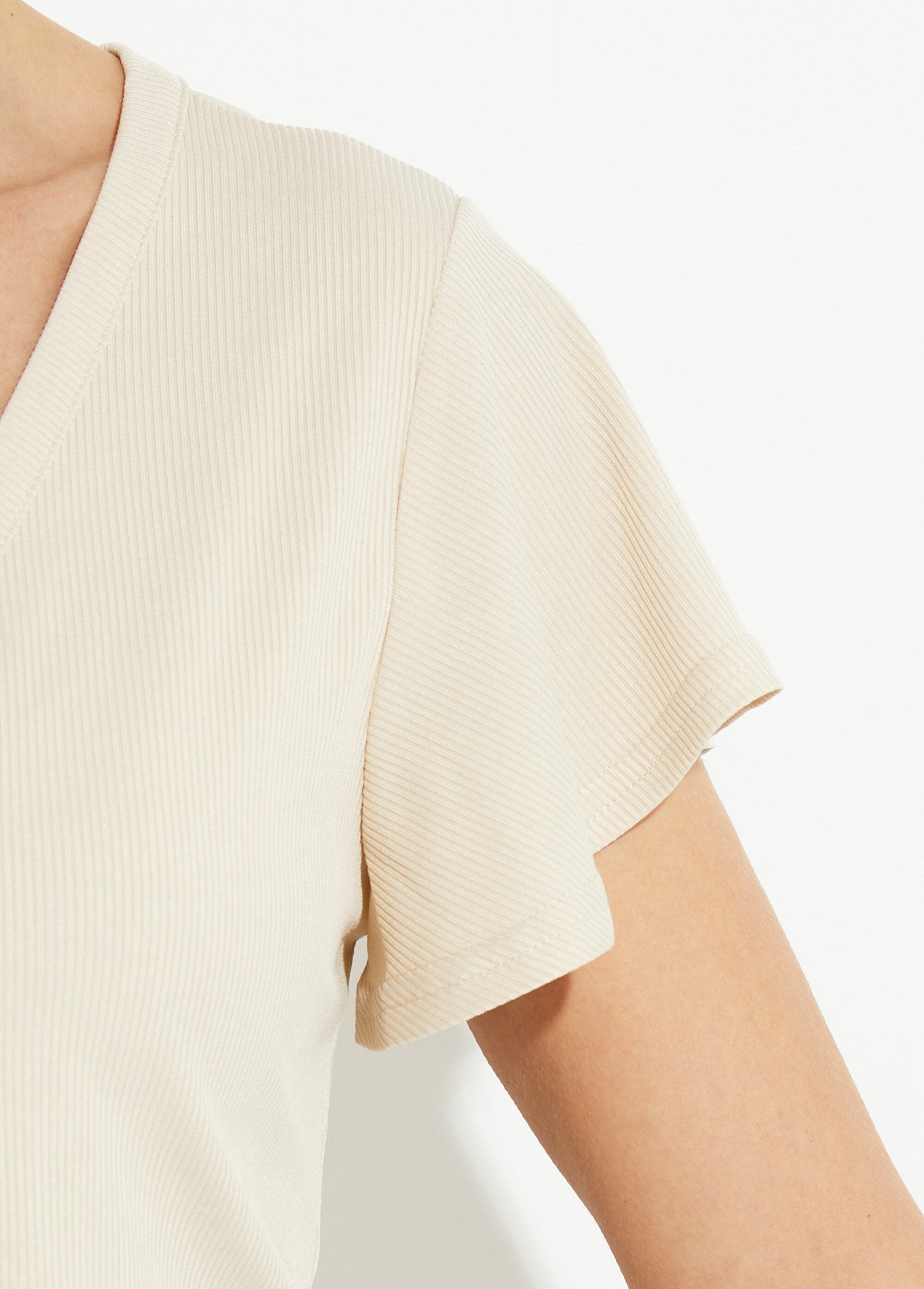 Camiseta_de_cuello_en_V_de_punto_acanalado,_Essential_Crudo_DE2_slim