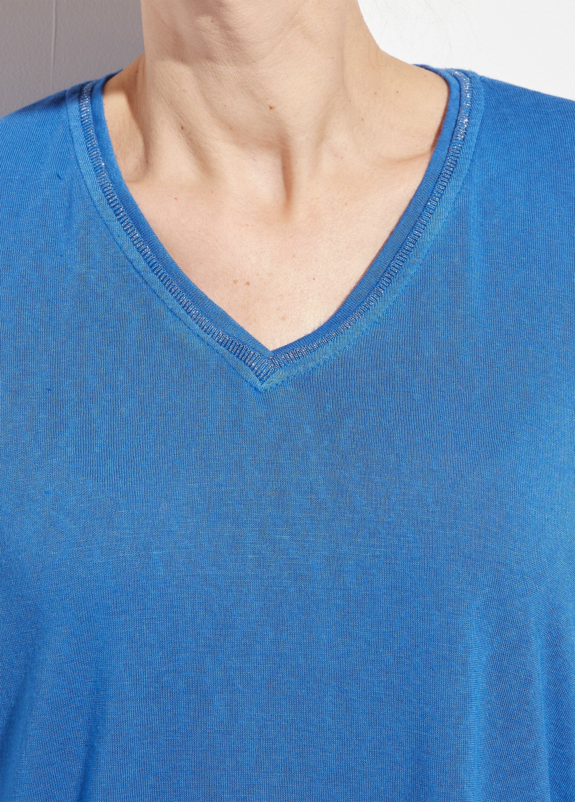 Camiseta_metalizada_con_cuello_en_V_y_mangas_kimono_azul_brillante_DE1_slim