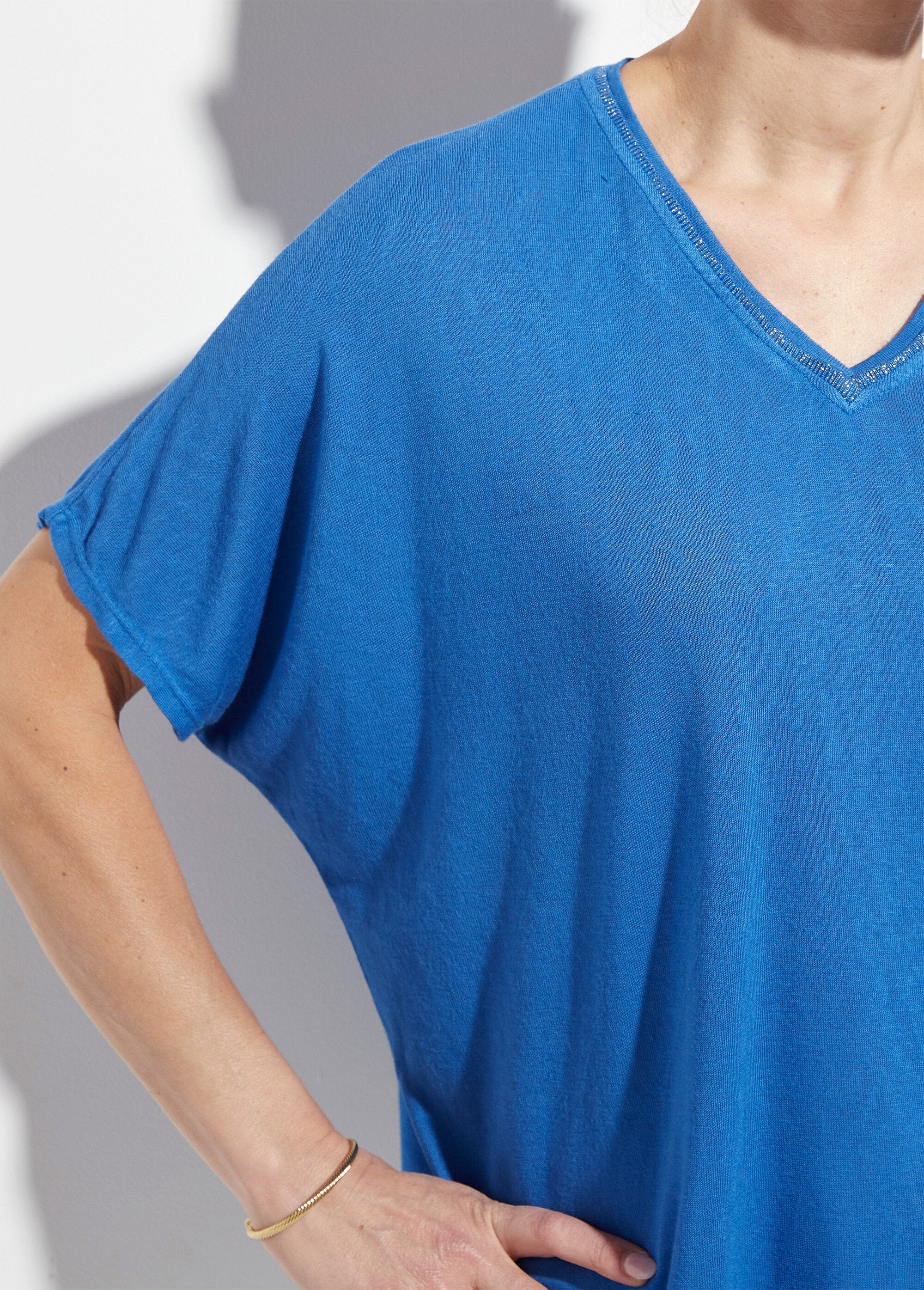 Camiseta_metalizada_con_cuello_en_V_y_mangas_kimono_azul_brillante_DE2_slim