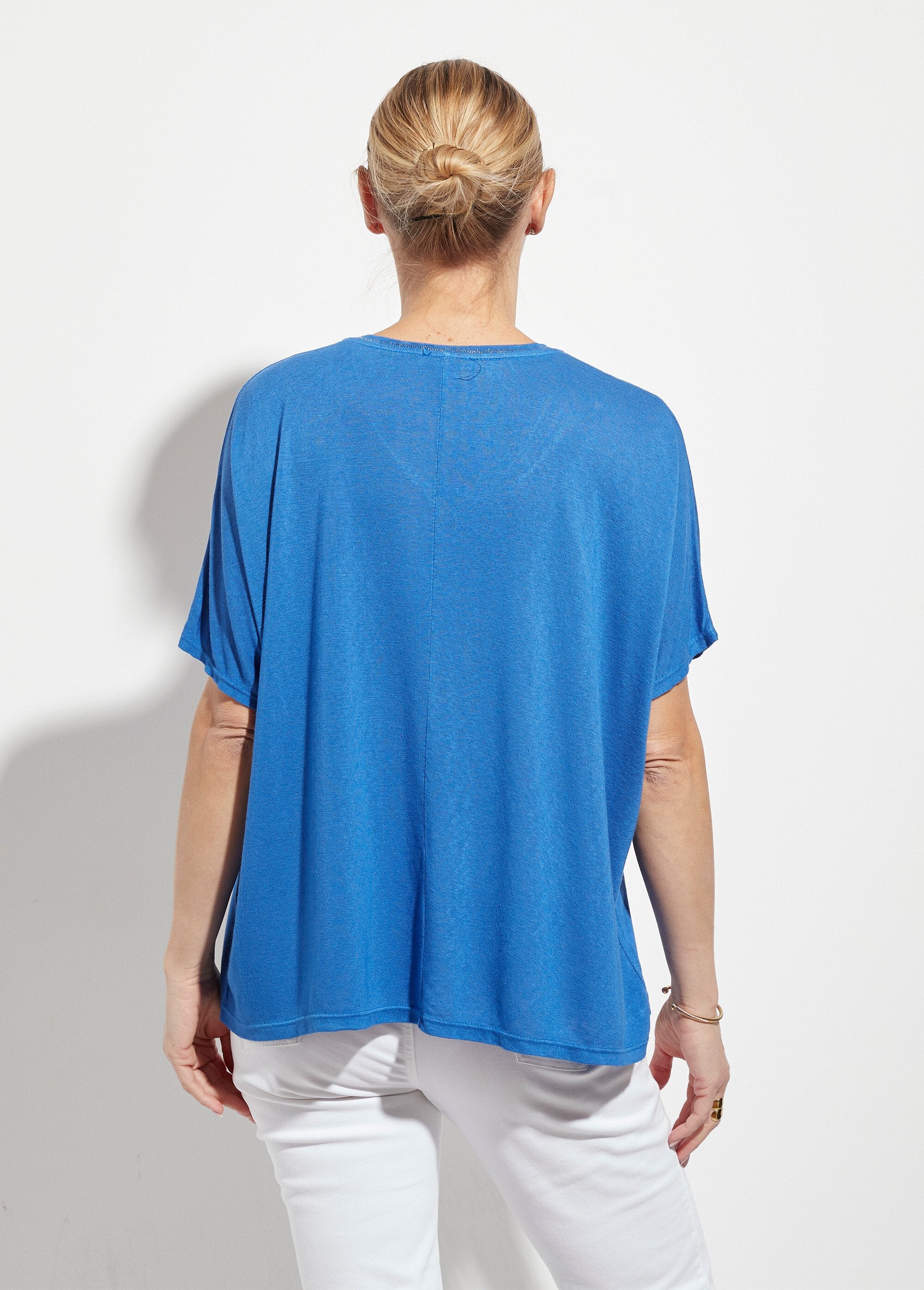 Camiseta_metalizada_con_cuello_en_V_y_mangas_kimono_azul_brillante_DO1_slim