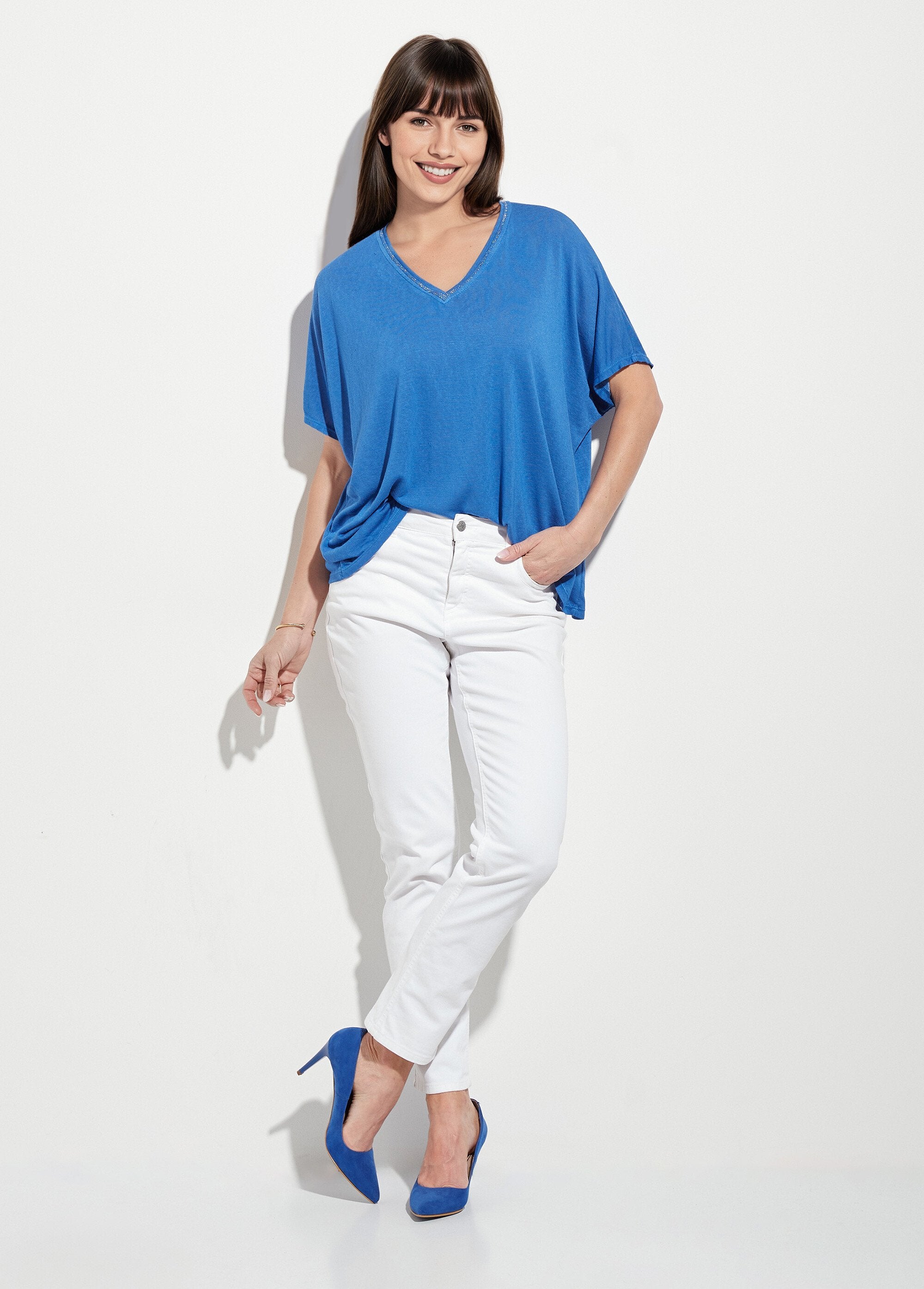 Camiseta_metalizada_con_cuello_en_V_y_mangas_kimono_azul_brillante_SF1_slim