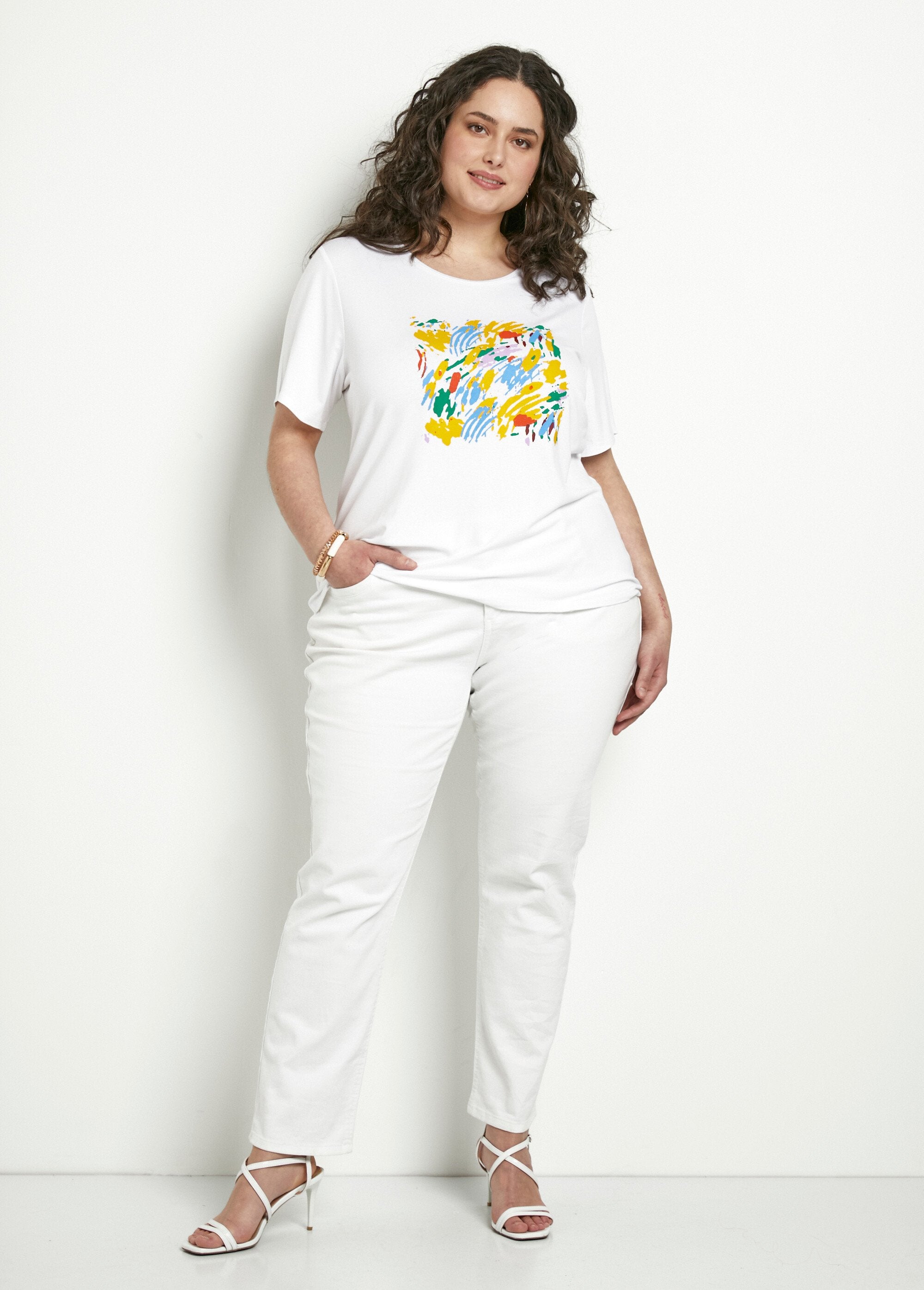 Camiseta_corta_blanca_con_estampado_de_manga_corta._Fondo_blanco_SF1_curvy