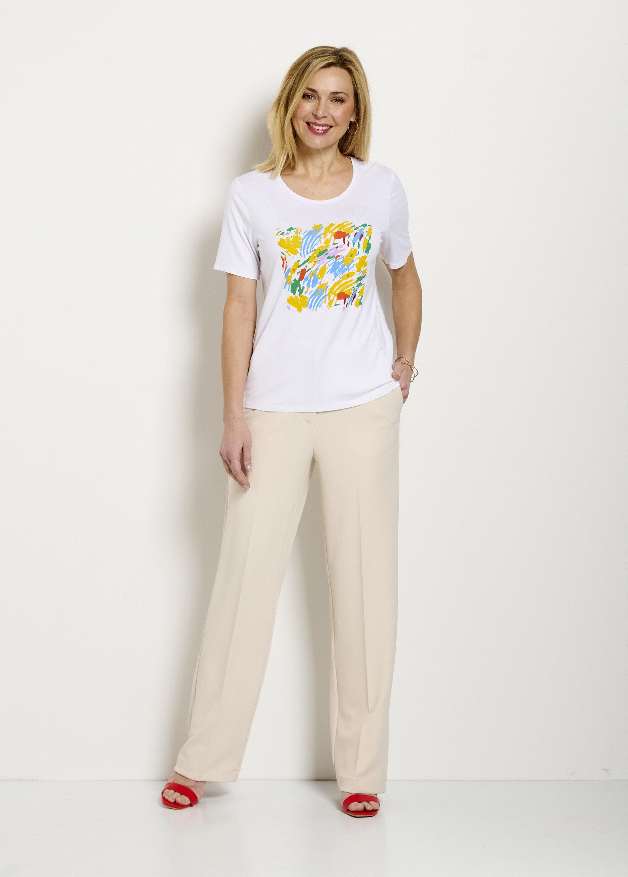 Camiseta_corta_blanca_con_estampado_de_manga_corta._Fondo_blanco_SF1_slim