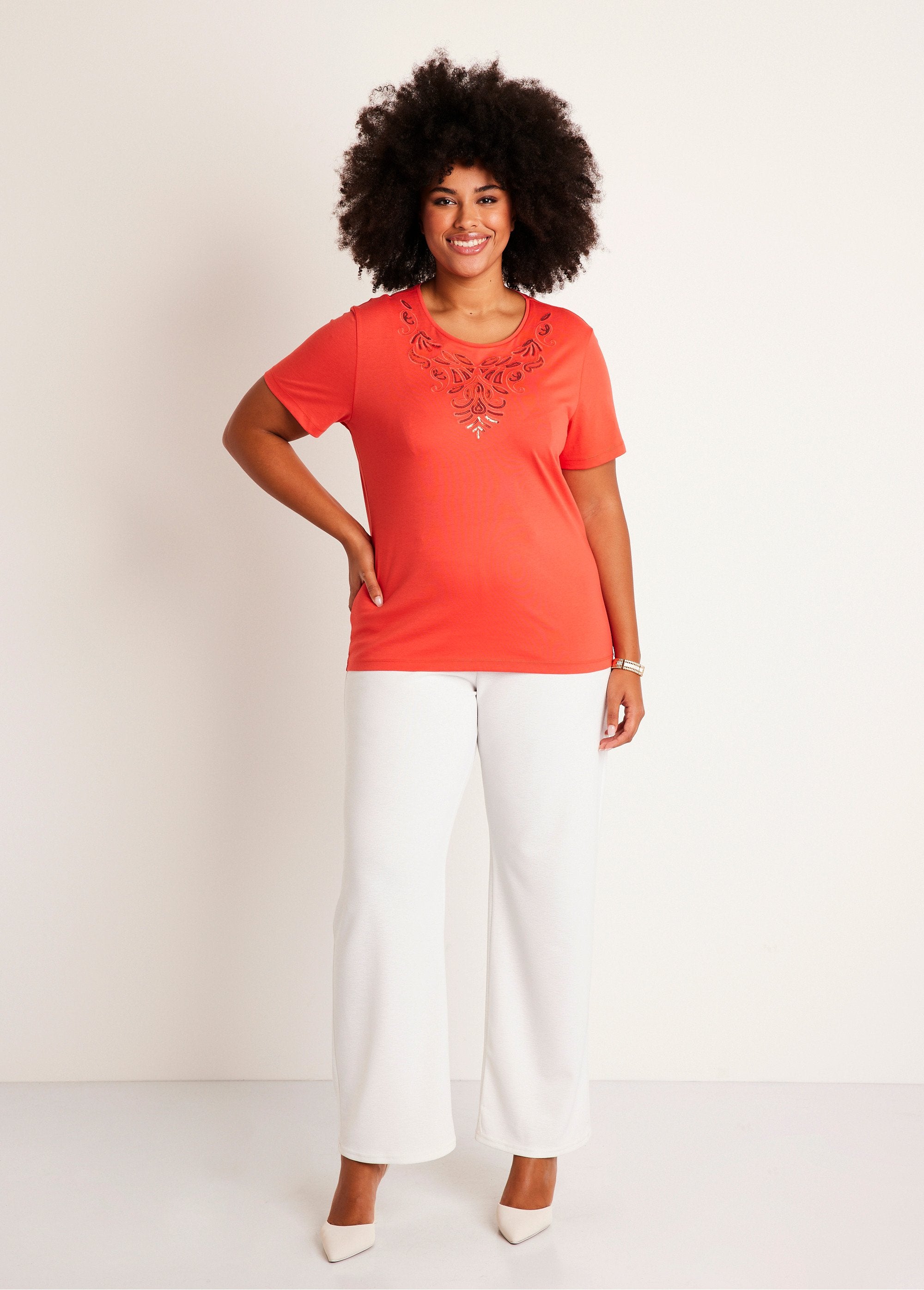 Camiseta_cropped_bordada_de_manga_corta_naranja_SF1_curvy