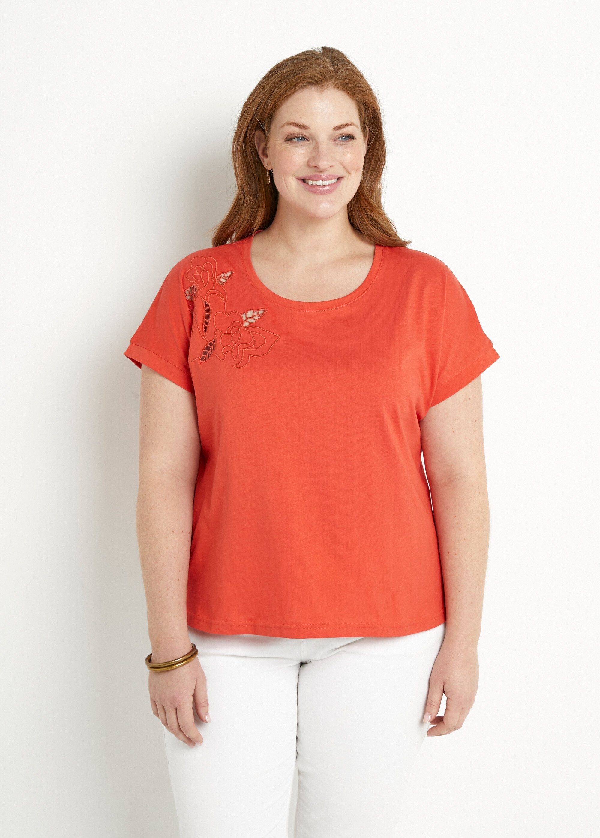 Camiseta_lisa_de_manga_corta_con_bordado_calado_Capuchina_FA1_curvy