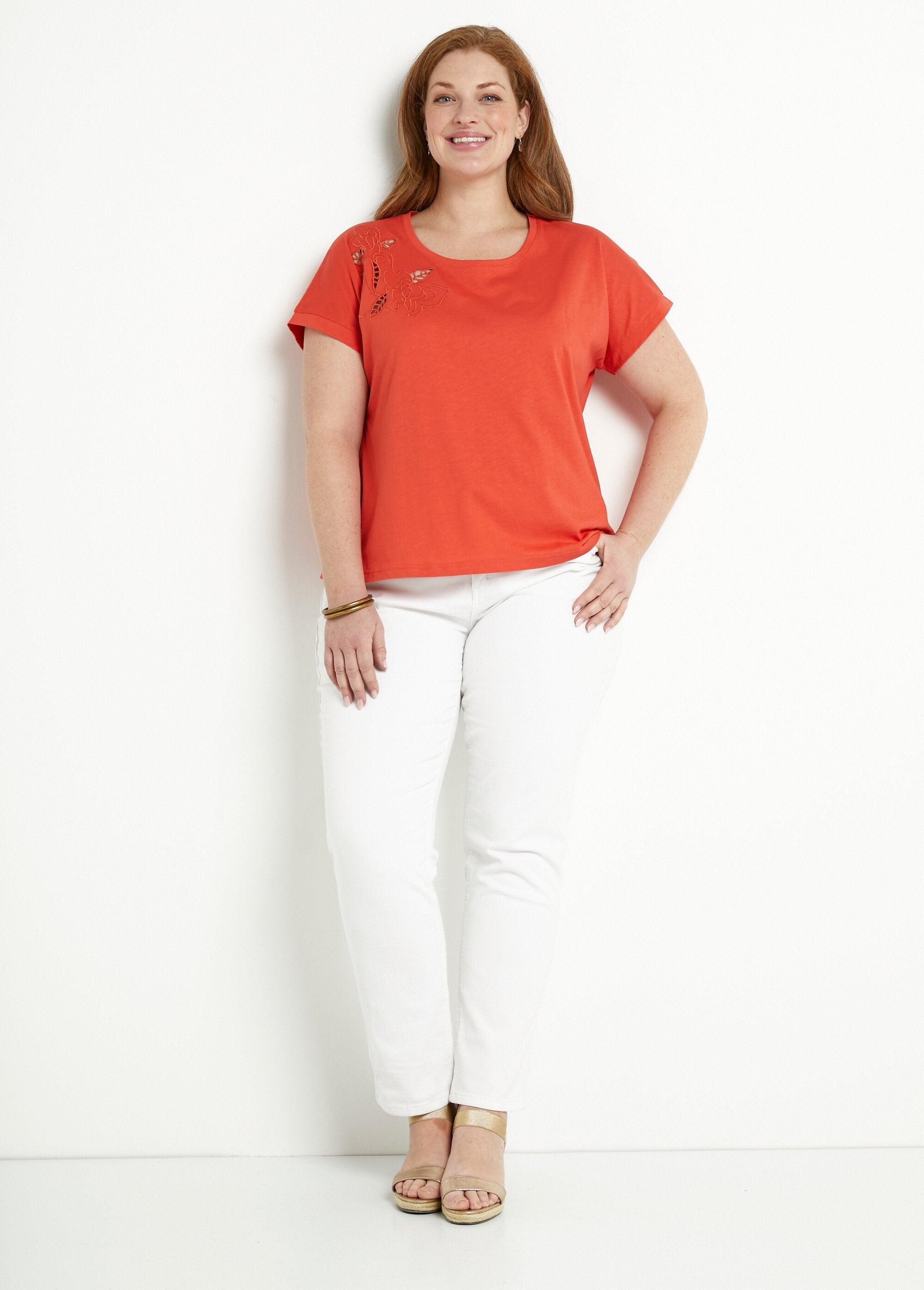 Camiseta_lisa_de_manga_corta_con_bordado_calado_Capuchina_SF1_curvy
