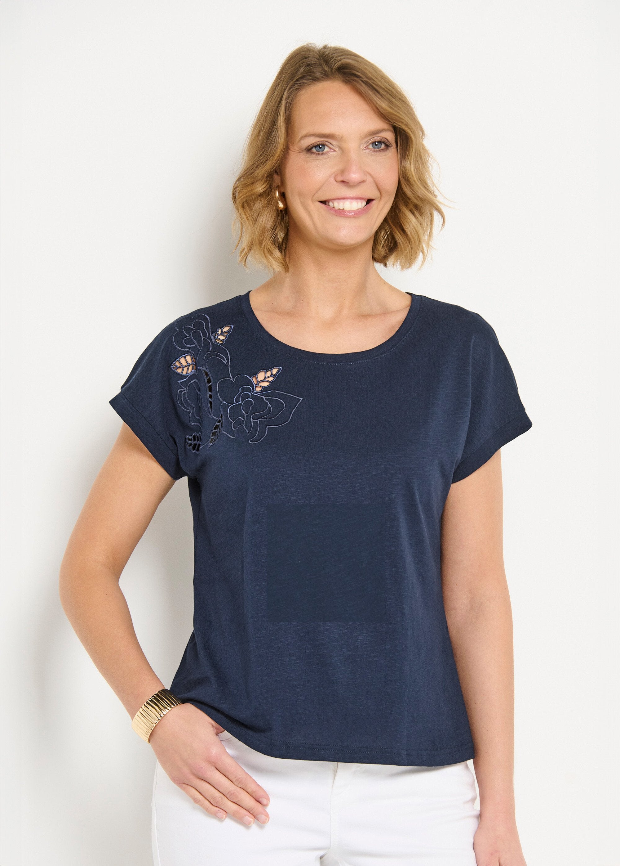 Camiseta_lisa_de_manga_corta_con_bordado_calado_Marina_FA1_slim