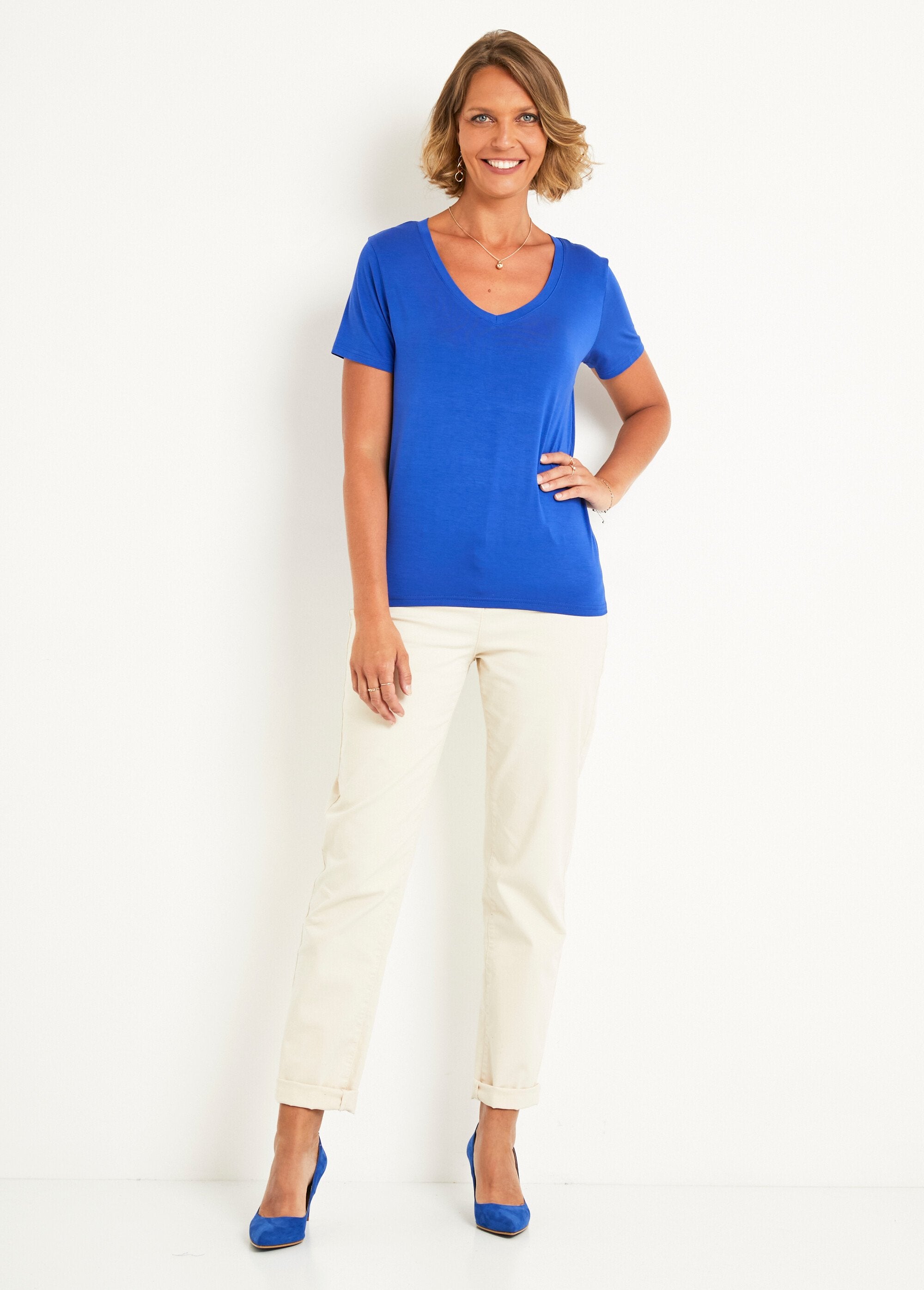 Camiseta_fluida_de_manga_corta_y_cuello_en_V_azul_brillante_SF1_slim