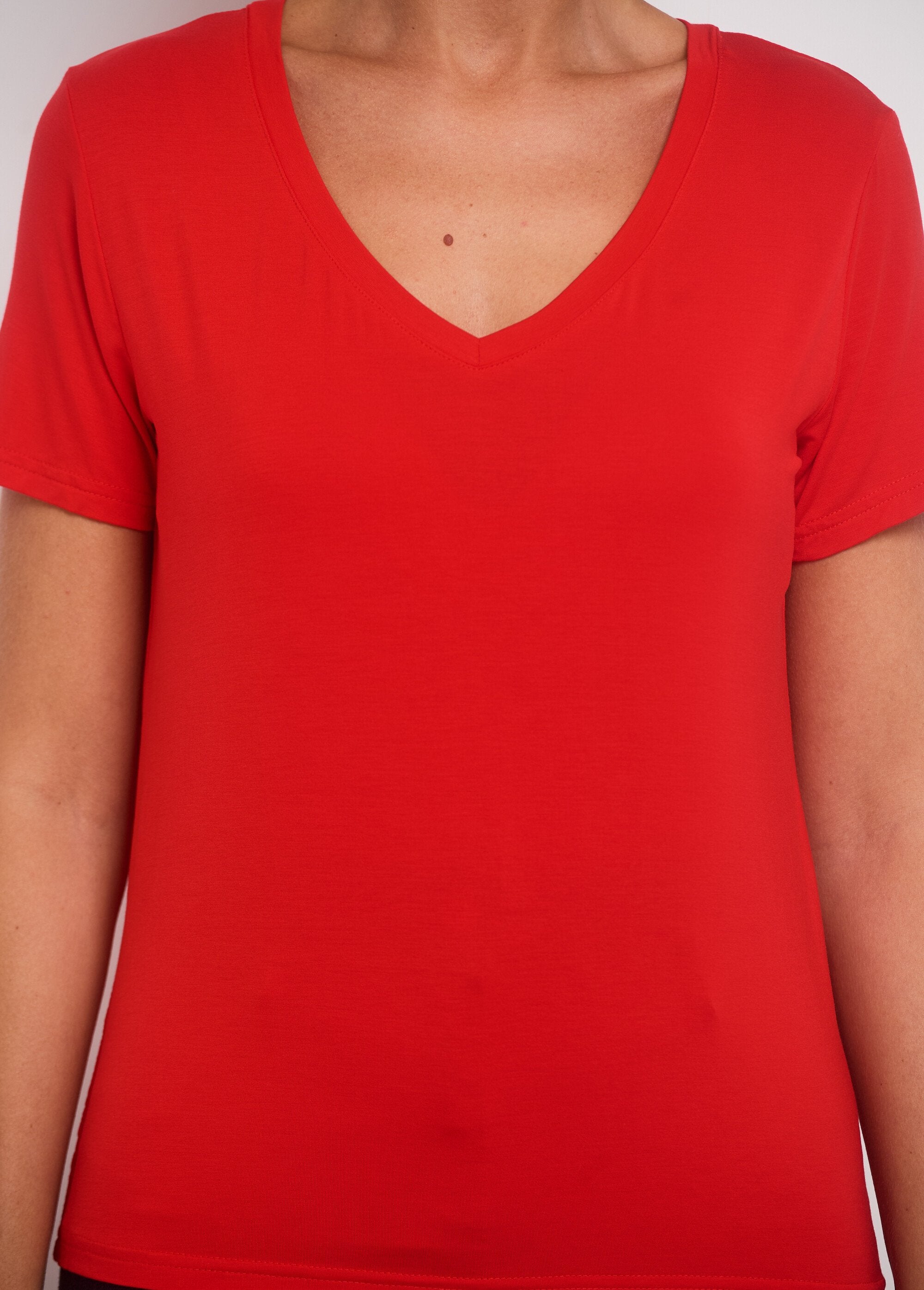 Camiseta_fluida_de_manga_corta_y_cuello_en_V_Rojo_DE2_slim