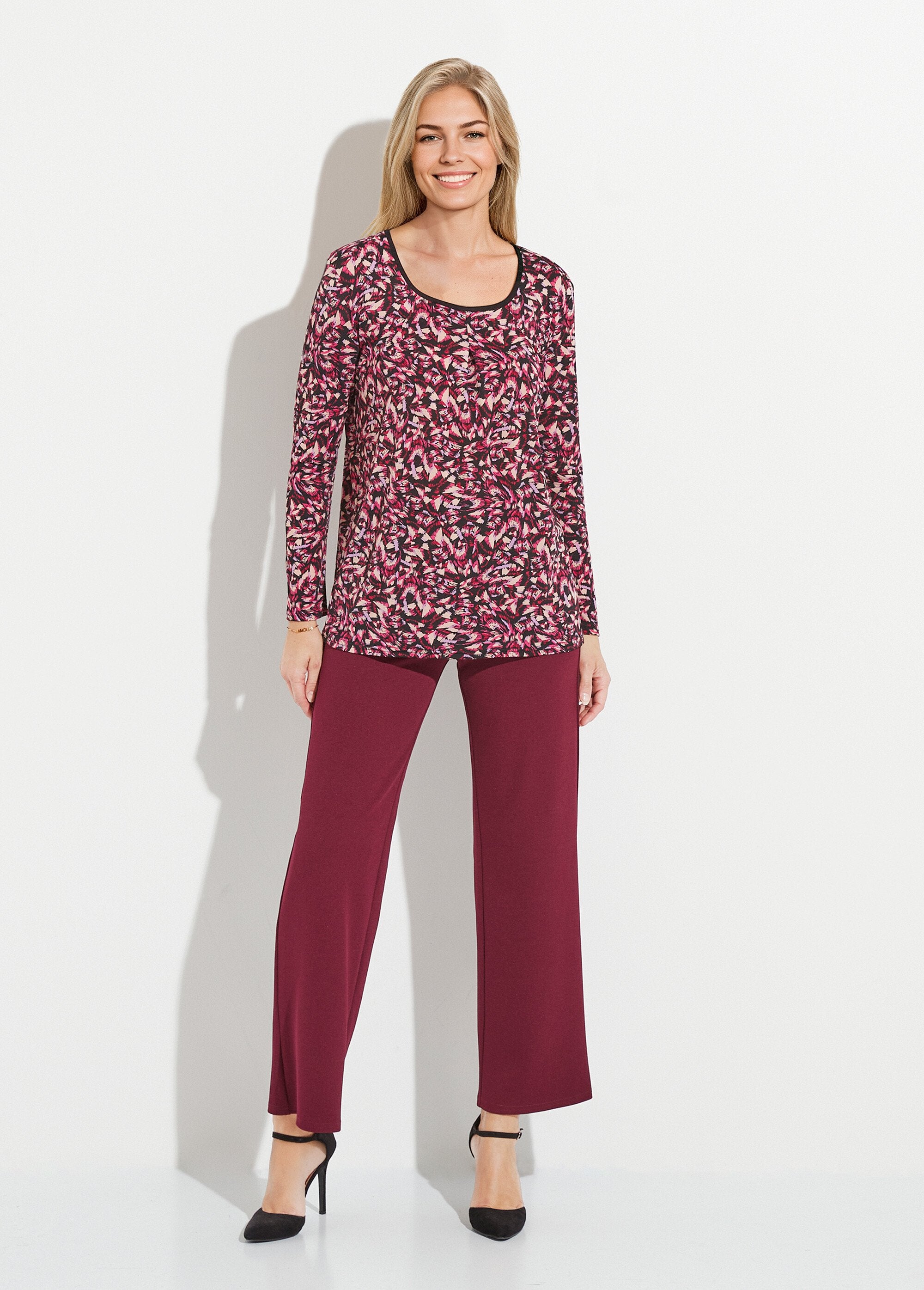 Camiseta_larga_y_holgada_con_estampado_gráfico_rosa_y_beige_SF1_slim