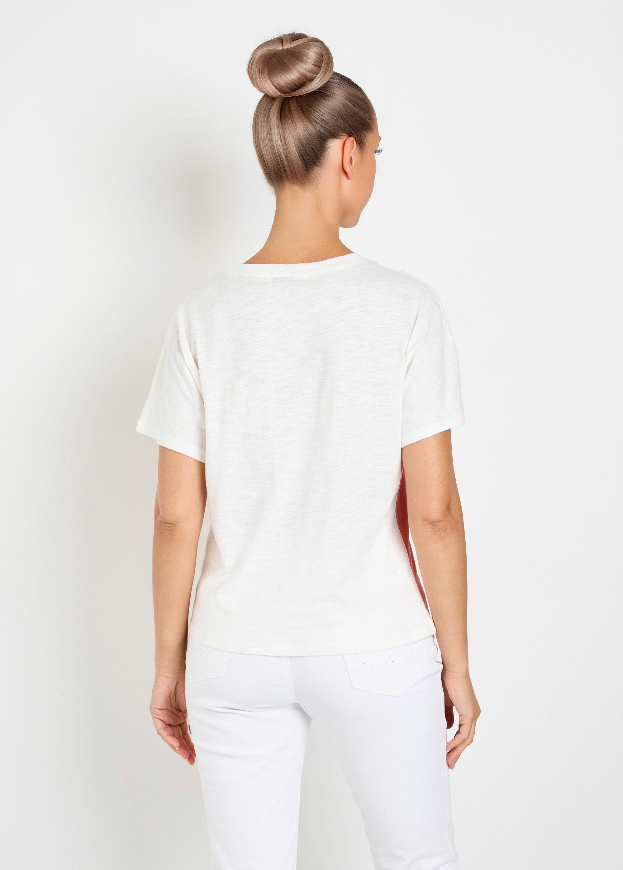 Camiseta_bicolor_de_punto_flameado_con_mensaje_corales_y_blancos_DO1_slim