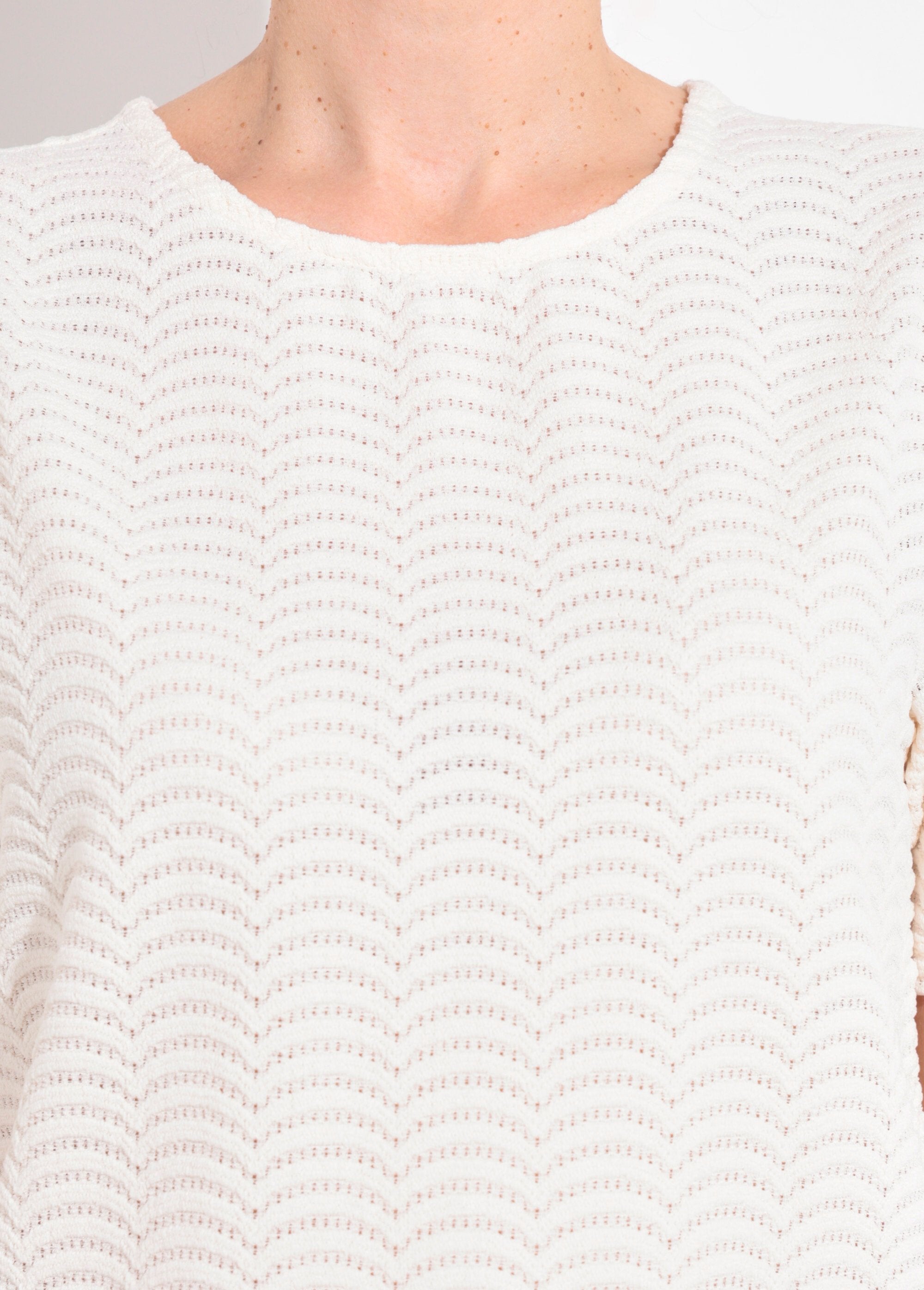 Camiseta_de_malla_con_estampado_de_escamas_en_relieve_Beige_DE1_slim