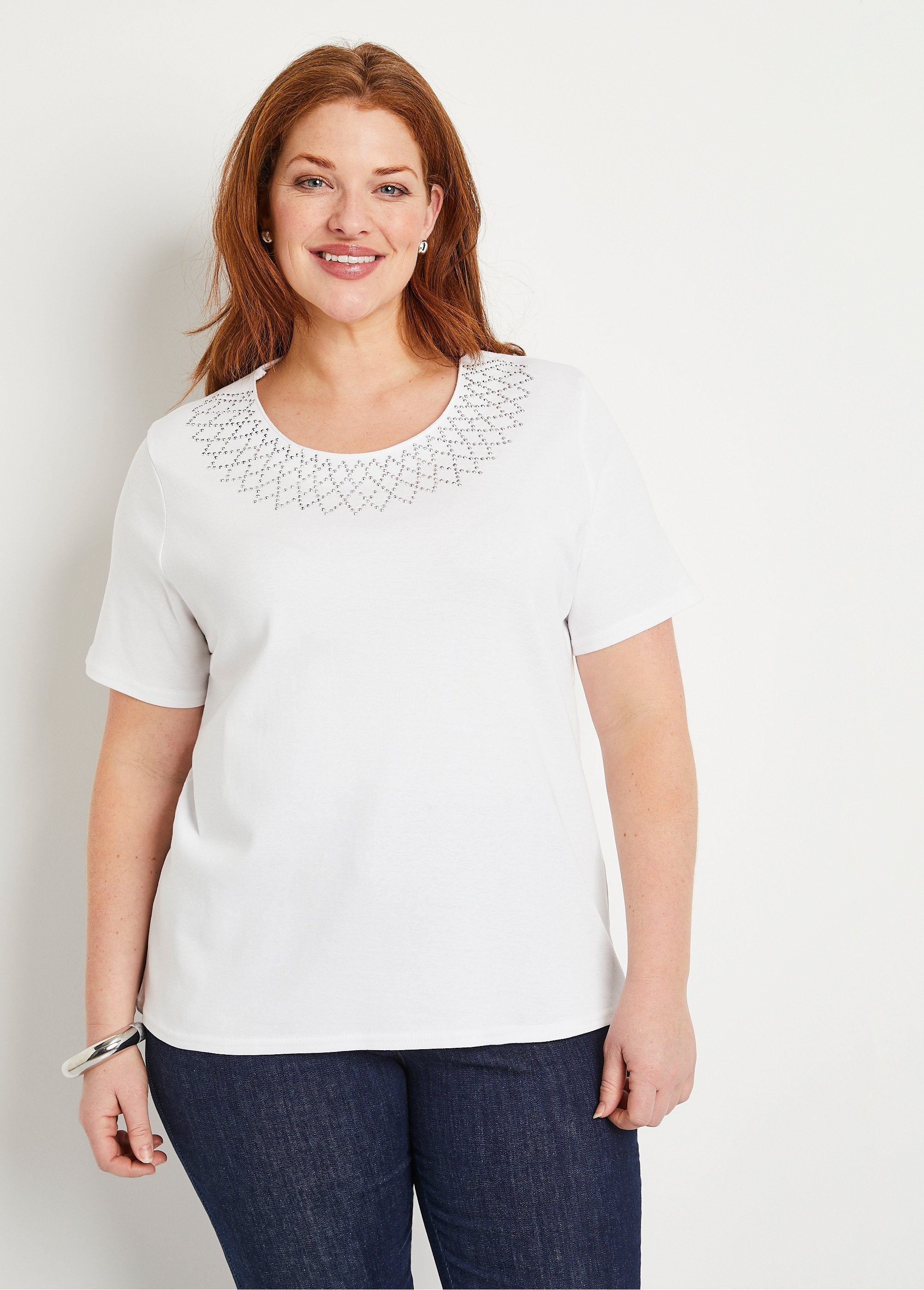 Camiseta_de_punto_de_algodón_con_tachuelas_Blanco,_Blanca_FA1_curvy