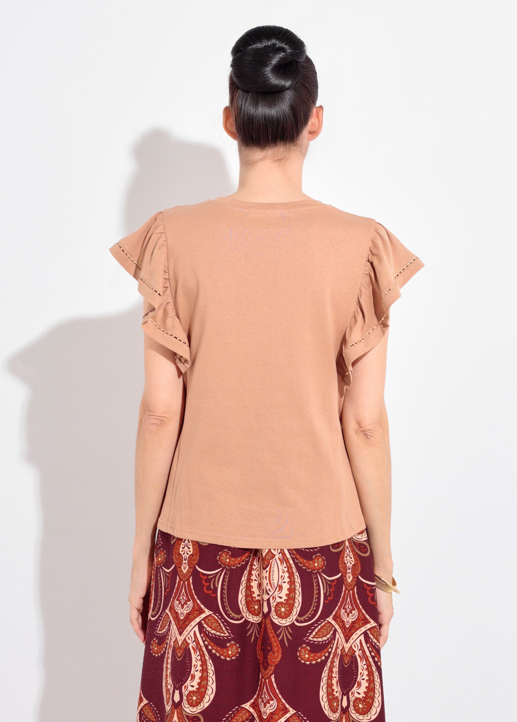 Camiseta_de_manga_corta_con_volantes_calados_camello_DO1_slim