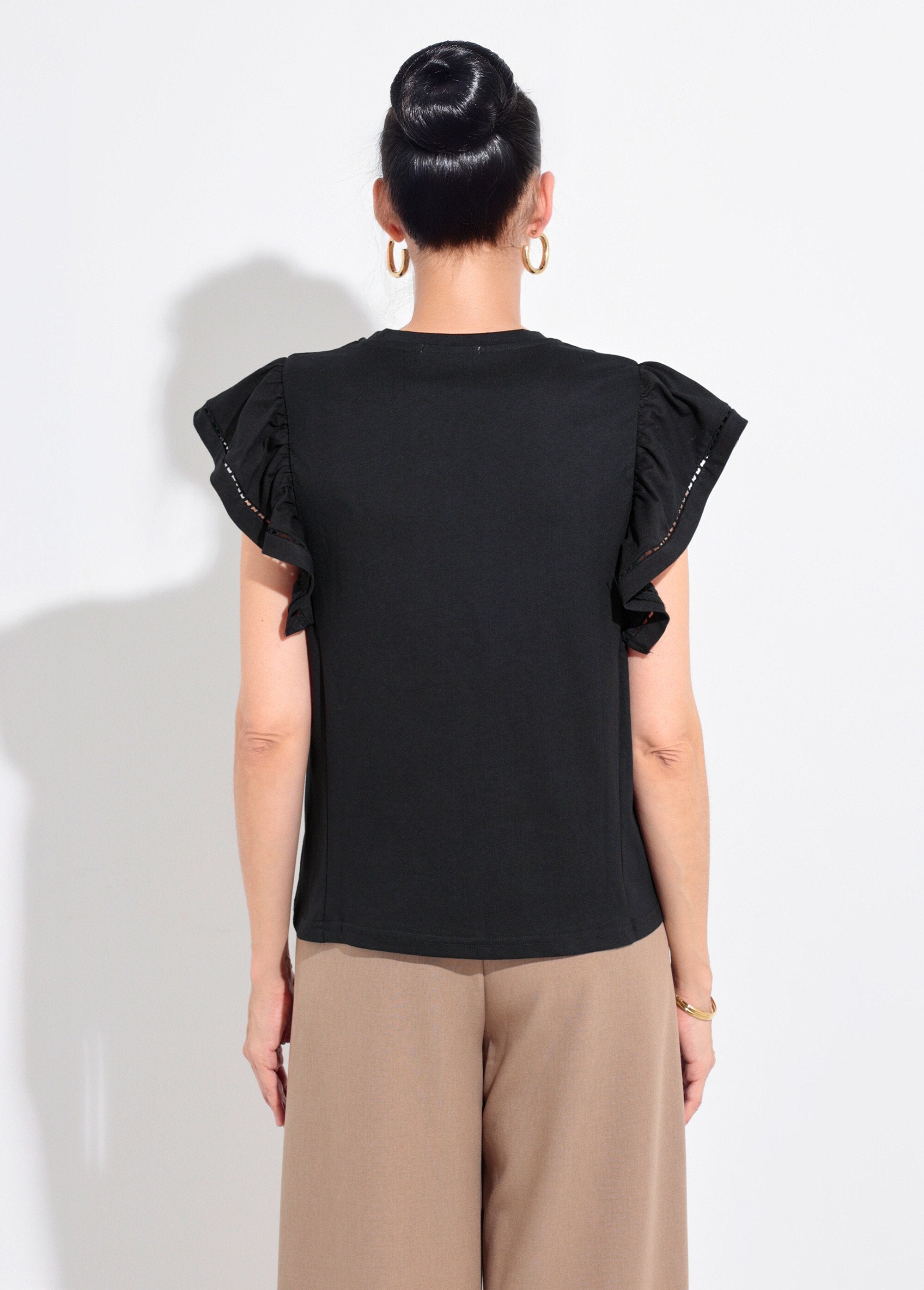 Camiseta_de_manga_corta_con_volantes_calados_Negro_DO1_slim