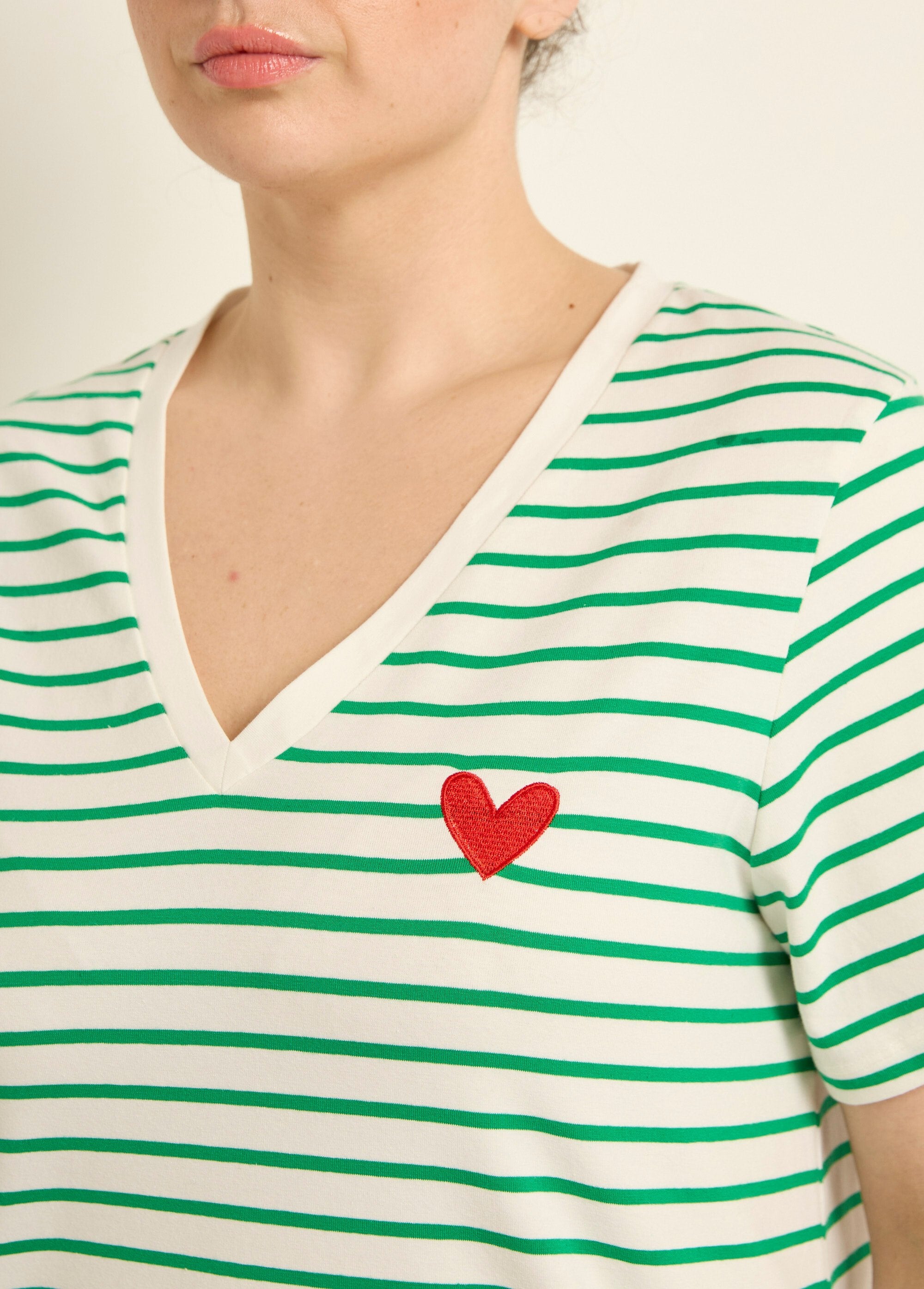 Camiseta_de_rayas_con_cuello_en_V_y_bordado_de_corazón_raya_verde_DE1_curvy