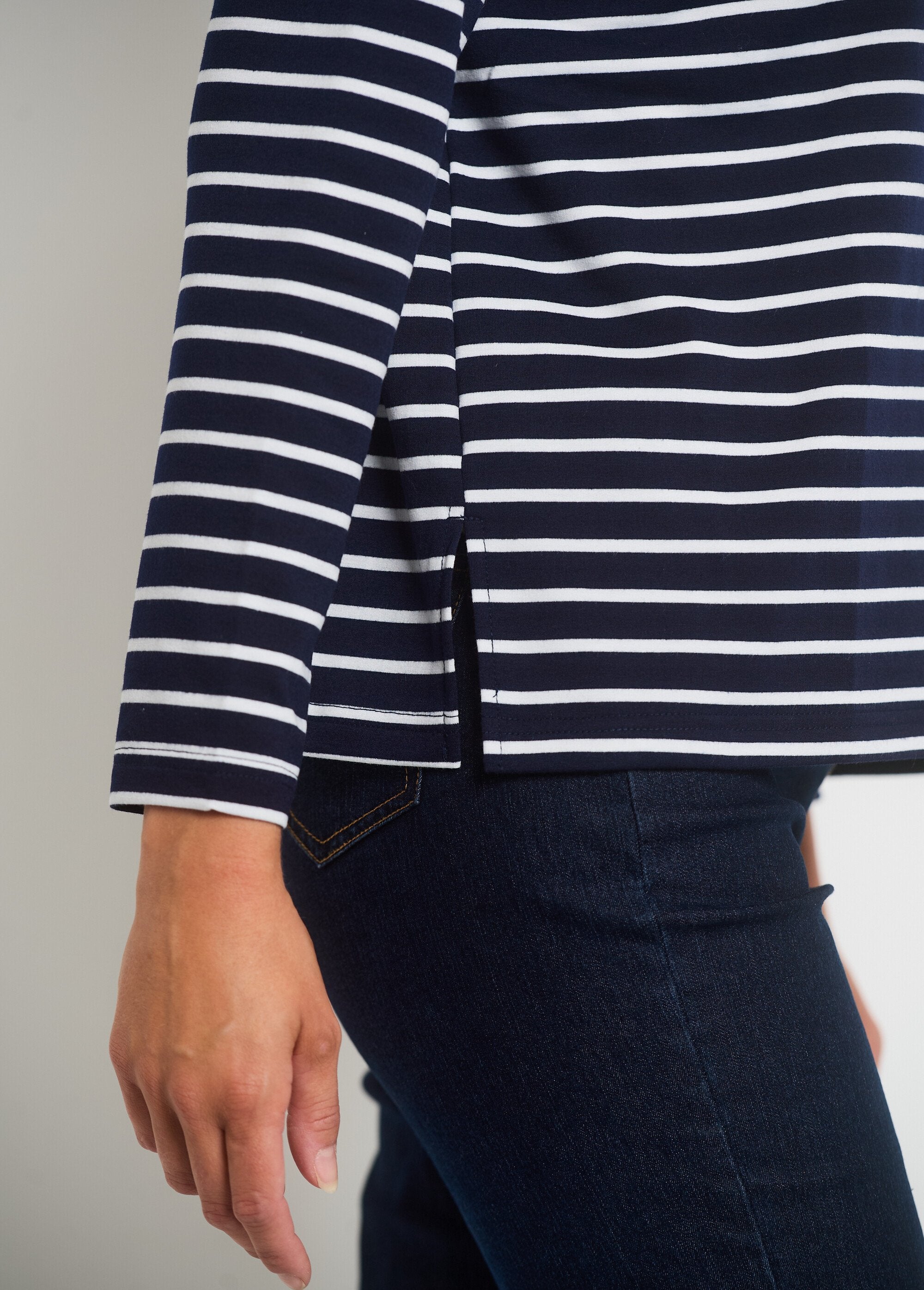 Camiseta_de_rayas_con_escote_de_strass_Rayas_azul_marino_DE2_slim