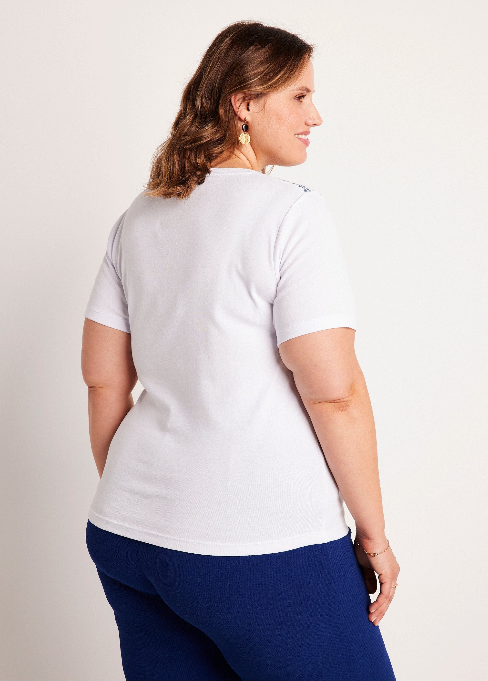 Camiseta_de_manga_corta_con_cuello_estampado_de_tachuelas_Blanco,_Blanca_DO1_curvy