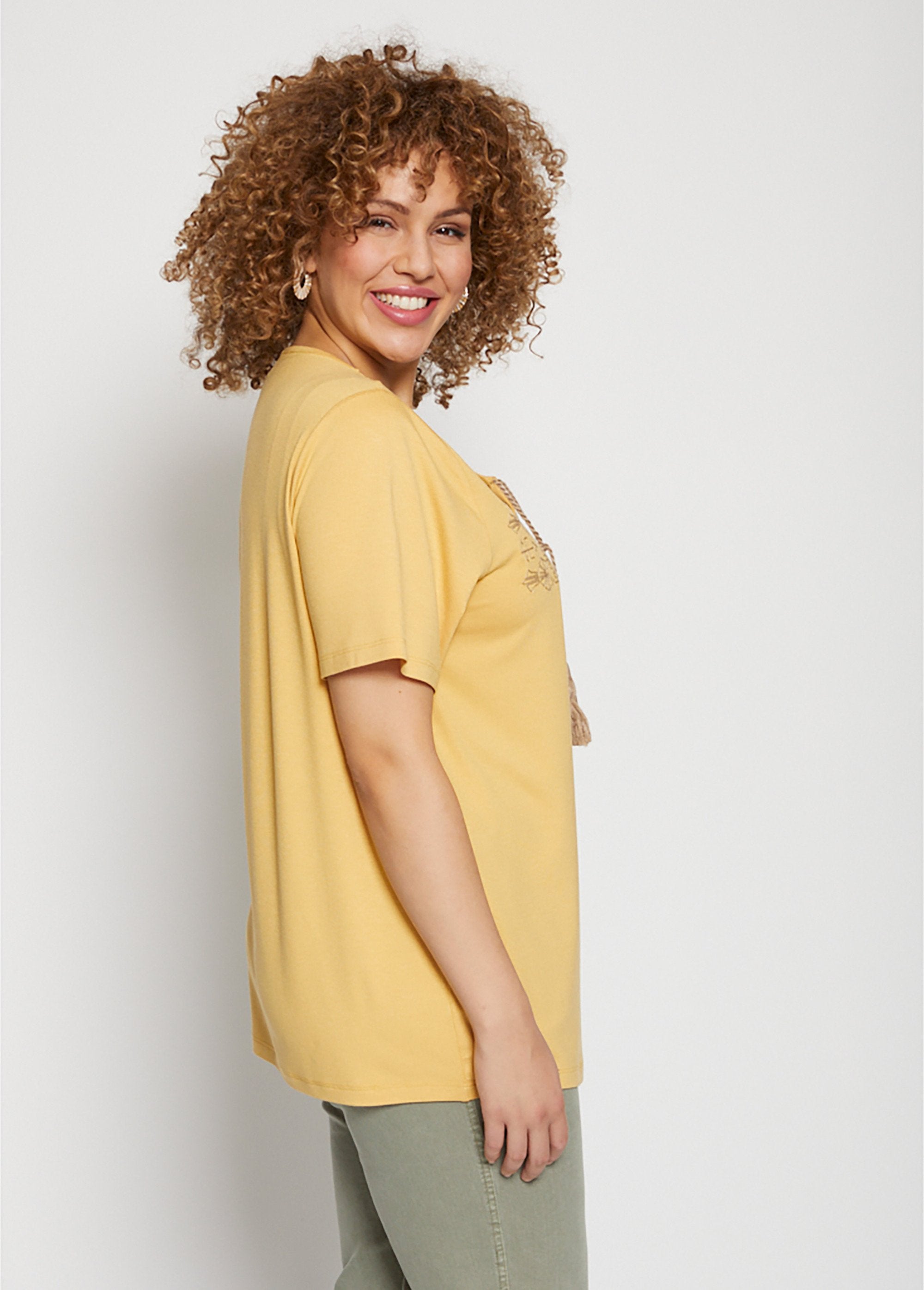 Camiseta_con_pompones_bordados_y_anudados_rectos_AMARILLO_DR1_curvy