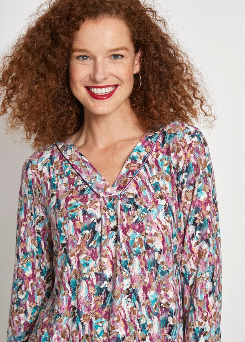 Camiseta_estampada_con_cuello_en_V_y_manga_3/4_Grosella_negra_y_esmeralda_DE1_slim