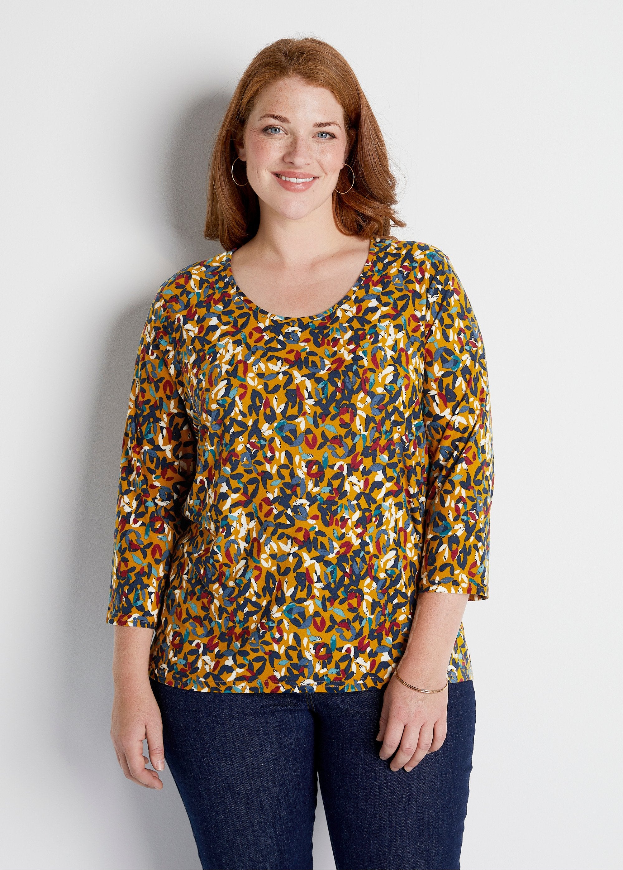 Camiseta_corta_estampada_manga_3/4_cuello_redondo_Fondo_de_miel_FA1_curvy