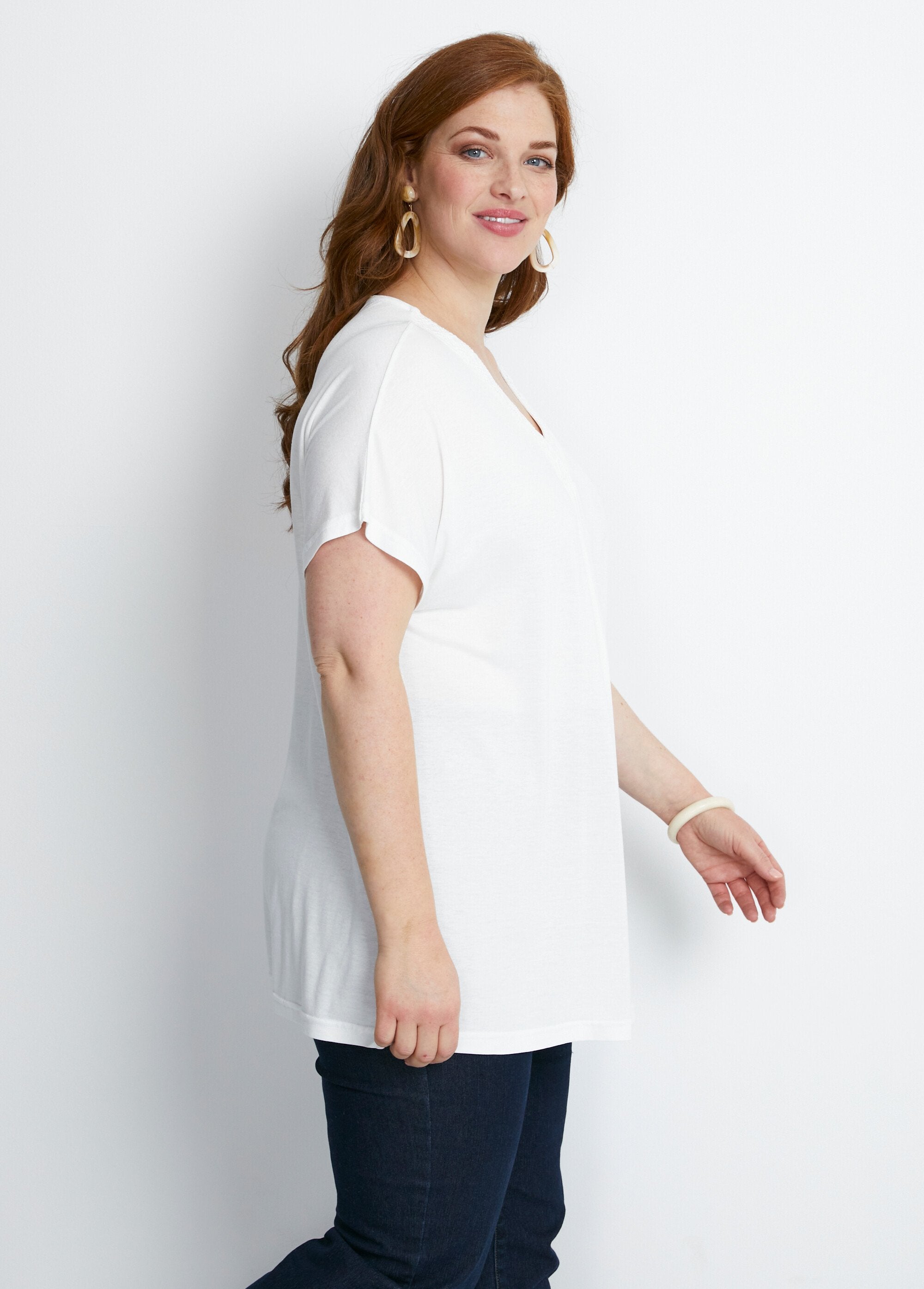 Camiseta_larga_evasé_de_encaje_Blanco,_Blanca_DR1_curvy